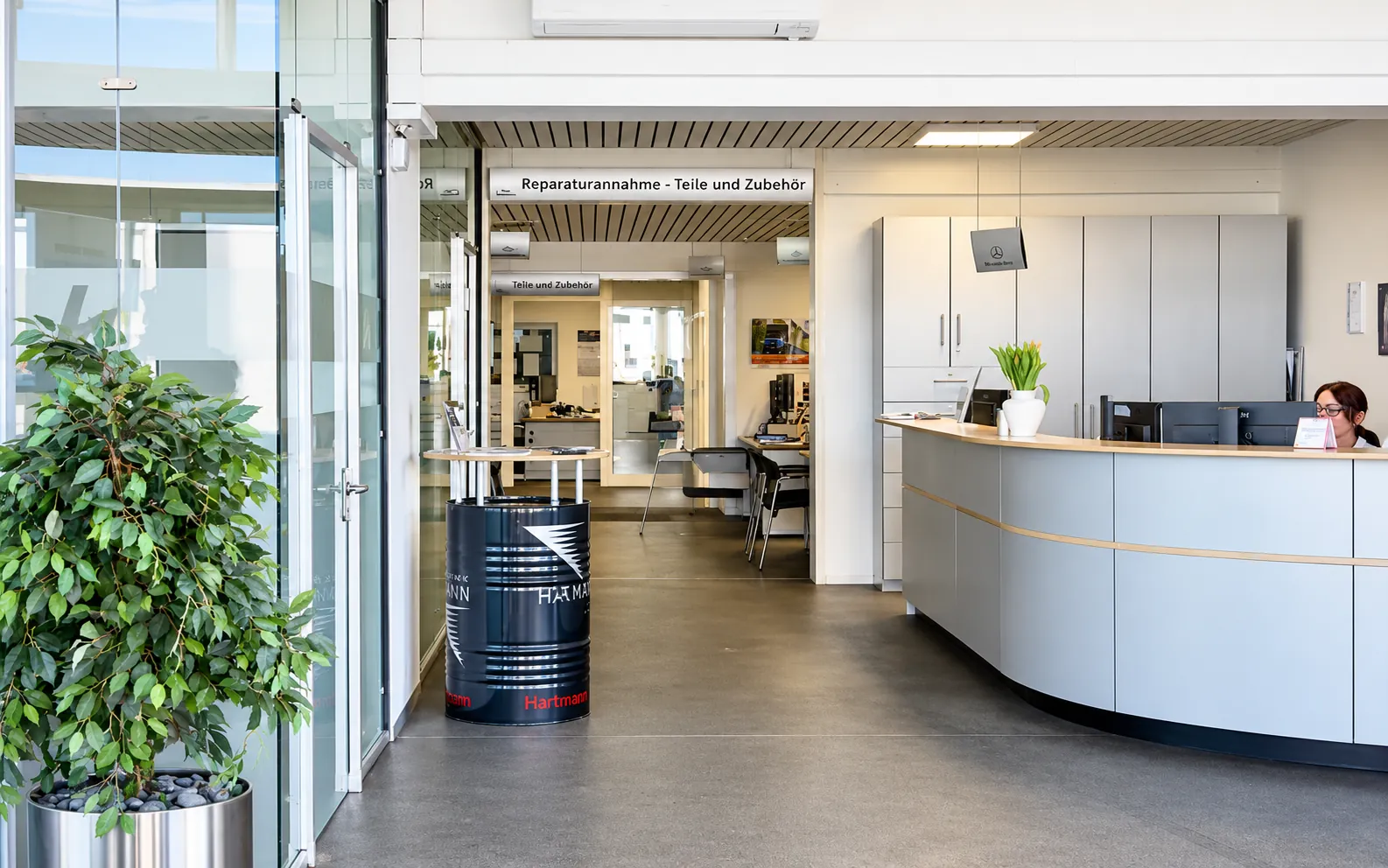 Serviceannahme und Teiletheke von Automotive Hartmann in Neuss-Holzheim