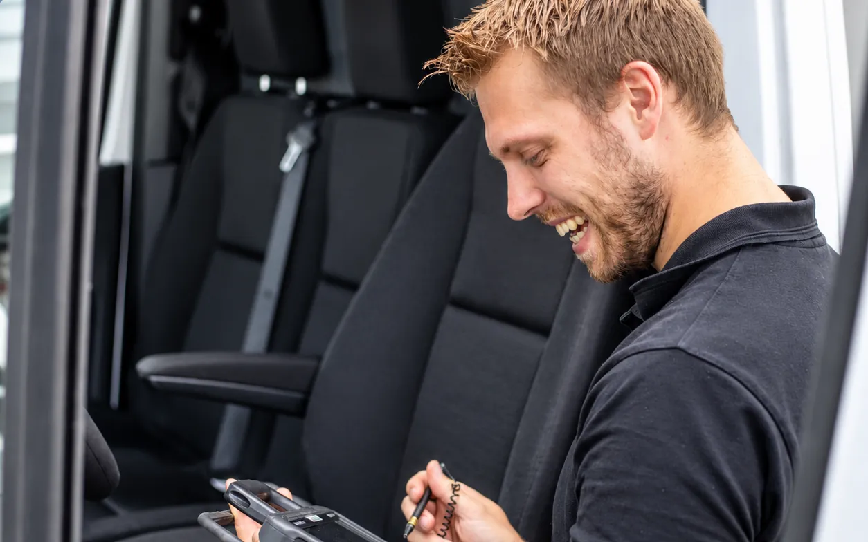 Servicetechniker liest den Fehlerspeicher eines Transporters mit dem Diagnose-Tablet aus