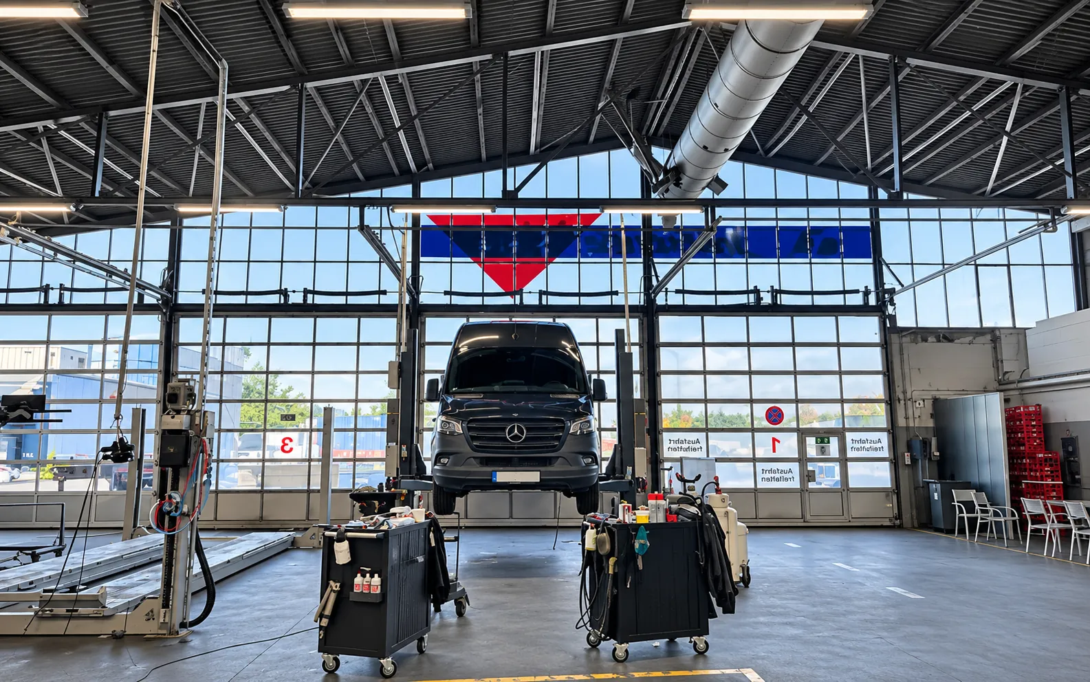 Nutzfahrzeug-Werkstatt in Neuss-Holzheim mit Mercedes-Benz Sprinter auf der Hebebühne