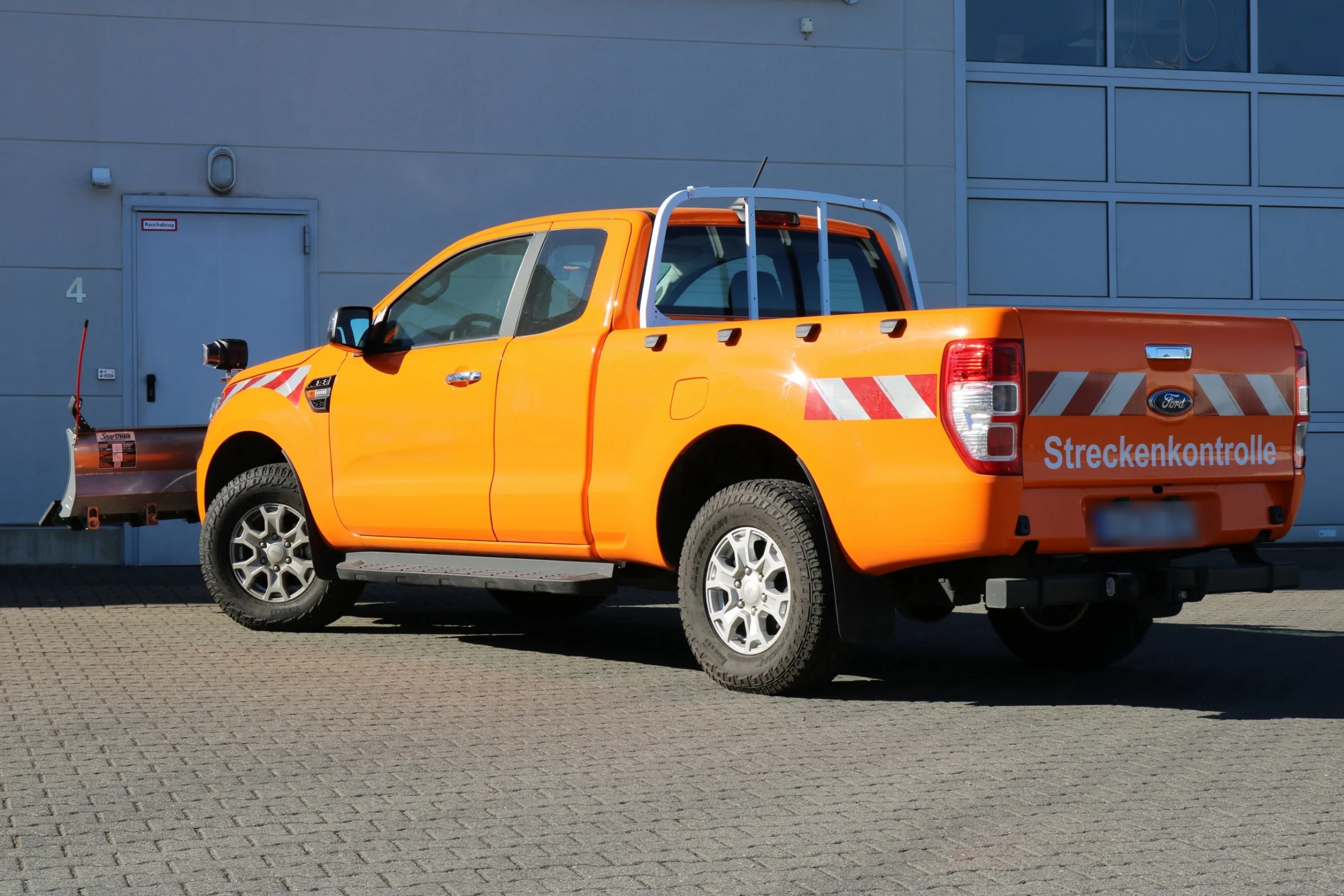 Ford Ranger mit Hilltip SnowStriker SP 2250 Schneepflug, Vorderachsentlastungsgewicht, Quick Hitch Anbausystem, Lichtträger mit LED-Arbeitsscheinwerfern, Hilltip Joystick-Steuerung
