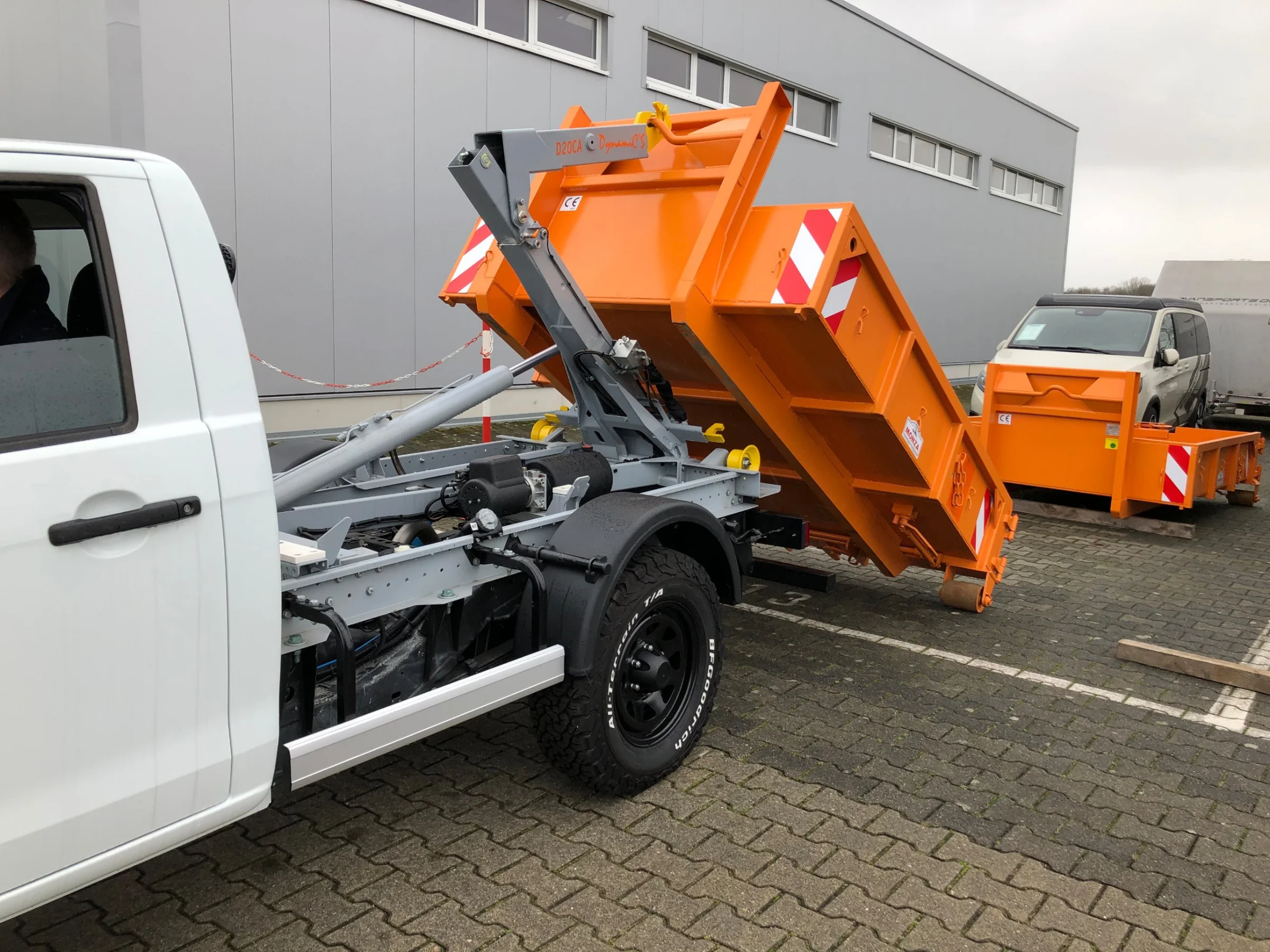 Isuzu D-Max mit Abrollkipper-Aufbau (Hakenlift), Abrollcontainer, BFGoodrich All-Terrain Bereifung, LED-Arbeitsscheinwerfer
