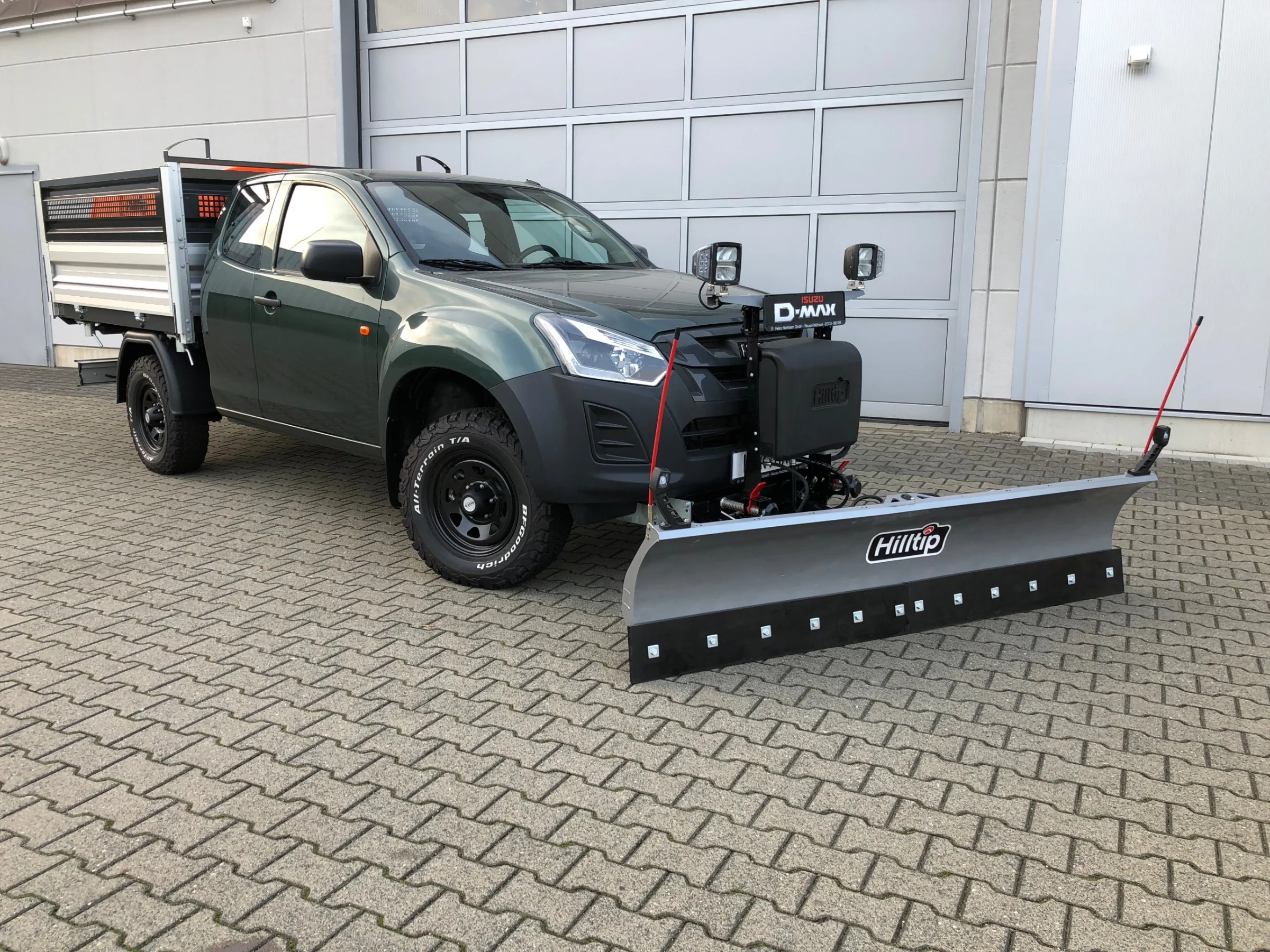 Isuzu D-Max mit Kipperaufbau, Hilltip SnowStriker Schneepflug, Hilltip IceStriker 550 Streuer, Quick Hitch Anbausystem, Lichtträger mit LED-Arbeitsscheinwerfern, Hilltip Bedieneinheit mit Joystick, BFGoodrich All-Terrain Bereifung