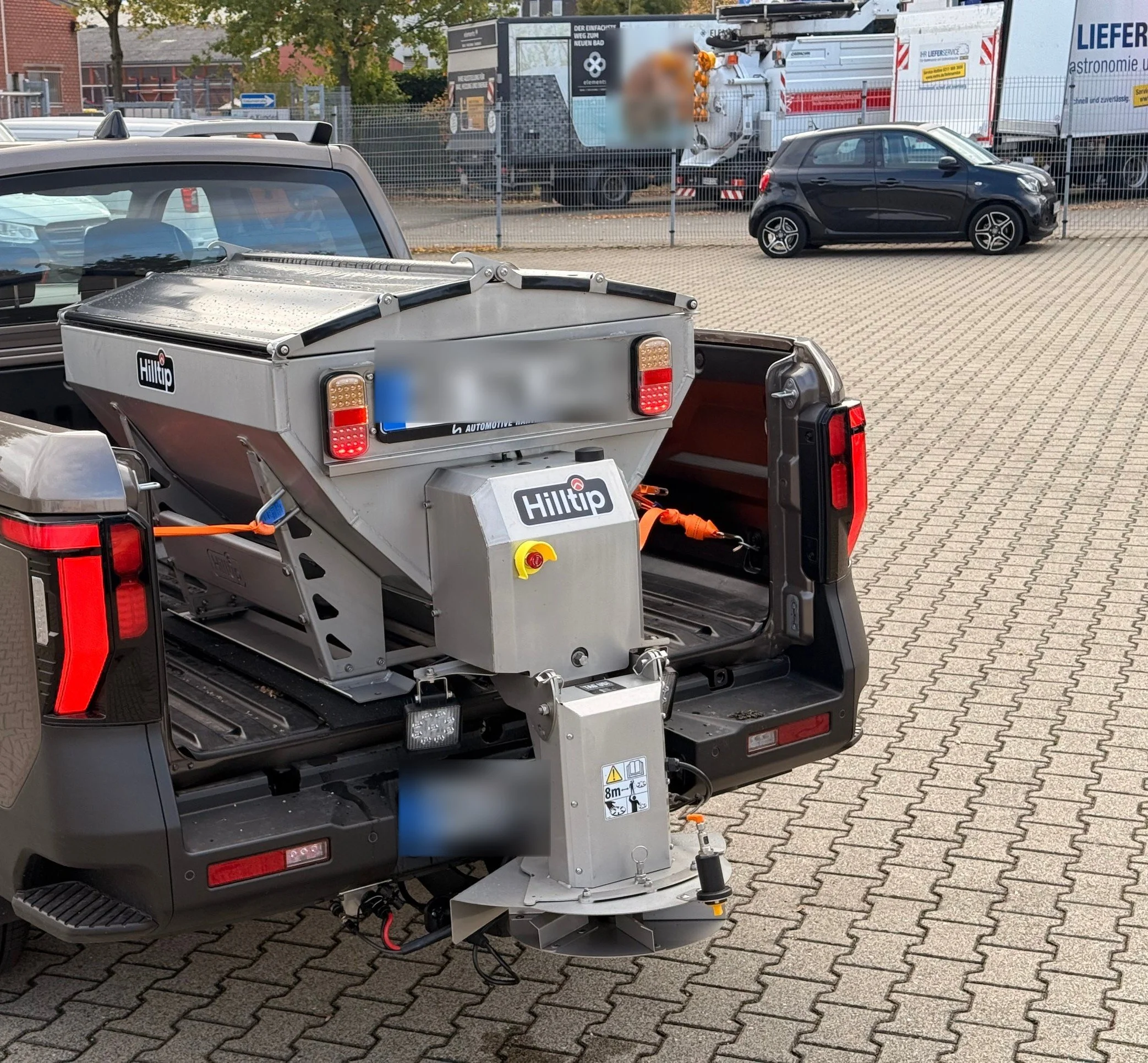 KGM Musso mit Hilltip SnowStriker Schneepflug, Hilltip IceStriker Streuer (Edelstahl), Quick Hitch Anbausystem, Lichtträger mit LED-Arbeitsscheinwerfern