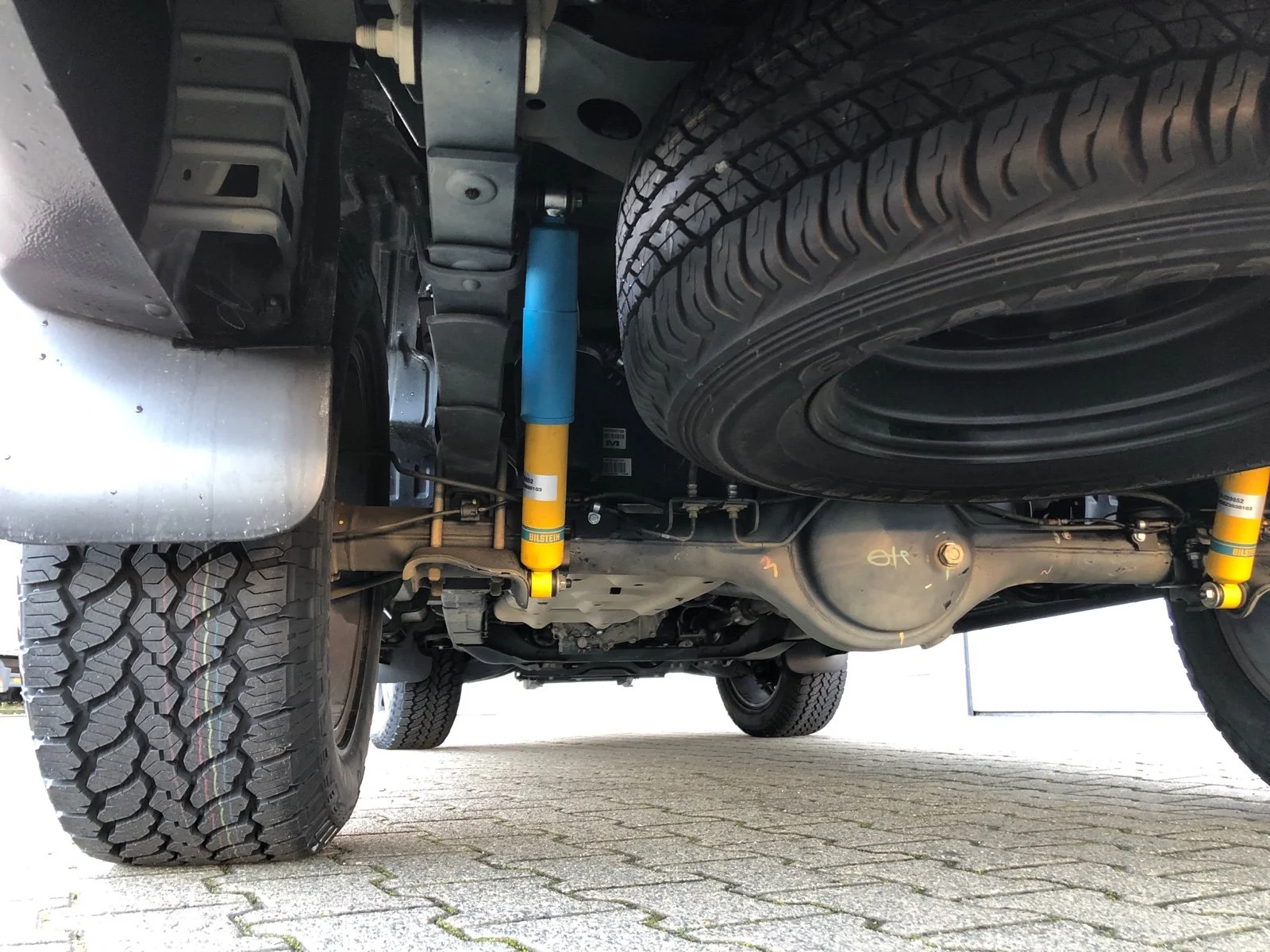 Isuzu D-Max mit Hilltip SnowStriker VP-2250 V-Schneepflug, Hilltip IceStriker 850 Streuer mit GPS, Quick Hitch Anbausystem, Lichtträger mit LED-Arbeitsscheinwerfern, Hilltip Bedieneinheit mit Joystick, Zusatzluftfederung Hinterachse, Verstärkte Federn Vorderachse, Bilstein Stoßdämpfer, Auflastung auf 3.500 kg, Schwerlastfelgen mit AT-Bereifung