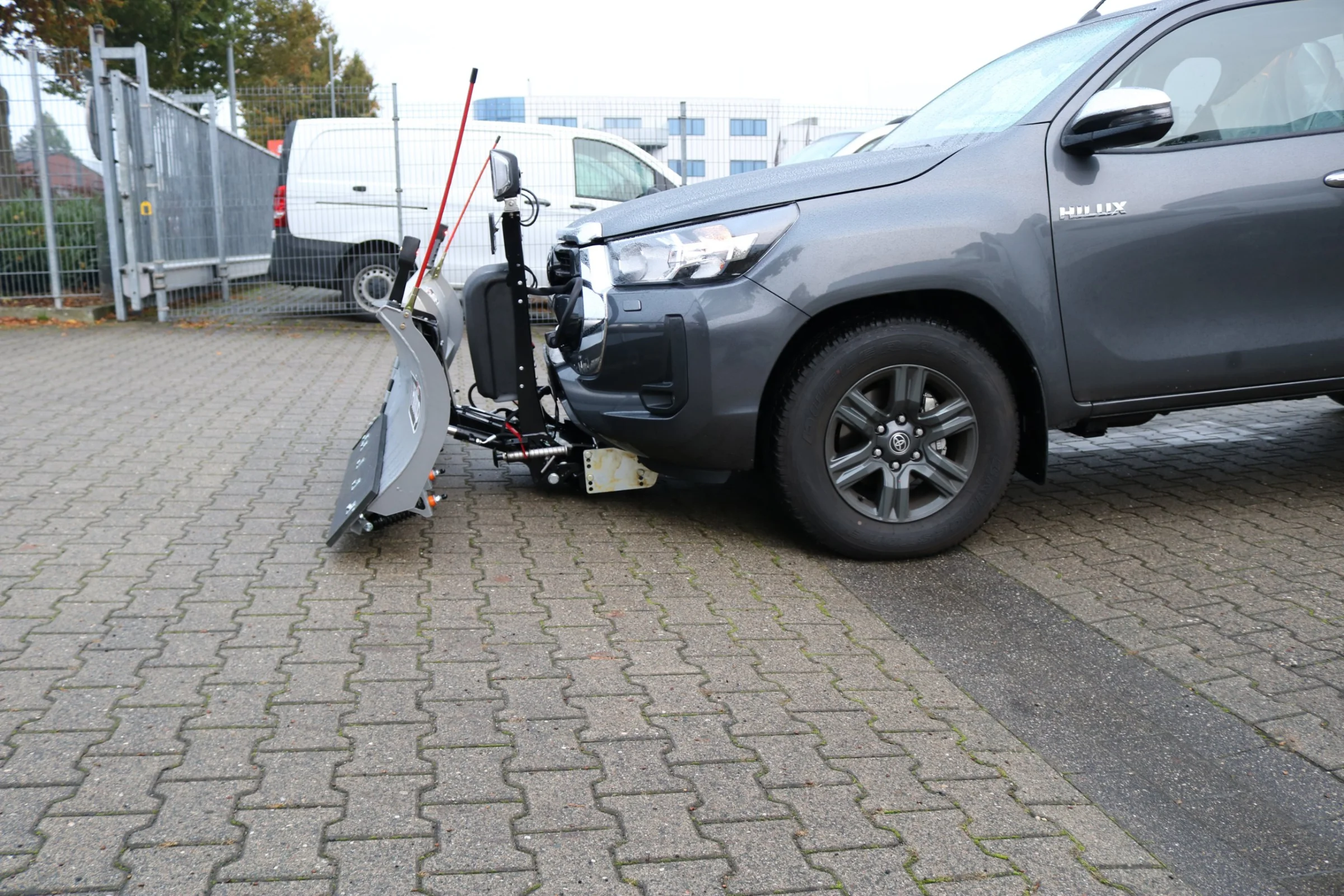 Toyota Hilux mit Hilltip SnowStriker V-Schneepflug, Hilltip IceStriker Streuer (Edelstahl), Quick Hitch Anbausystem, Lichtträger mit LED-Arbeitsscheinwerfern, Schutzabdeckung für die Anbauplatte