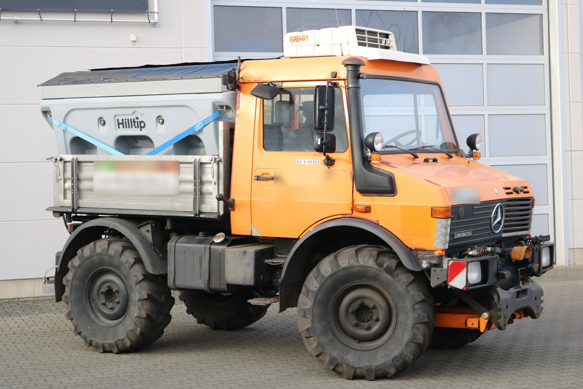 Mercedes-Benz Unimog mit Hilltip IceStriker Streuer, Ladungssicherung mit Zurrgurten