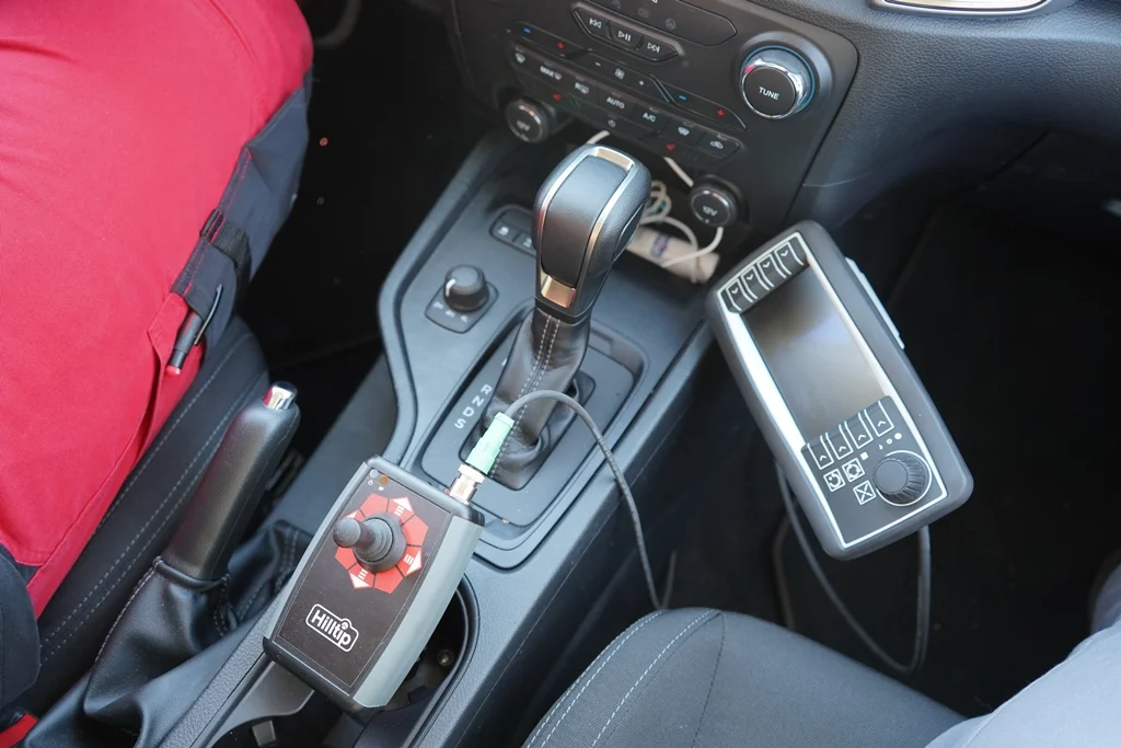Ford Ranger mit Hilltip SnowStriker Schneepflug, Hilltip IceStriker Streuer, Quick Hitch Anbausystem, Lichtträger mit LED-Arbeitsscheinwerfern, Hilltip Bedieneinheit mit Joystick