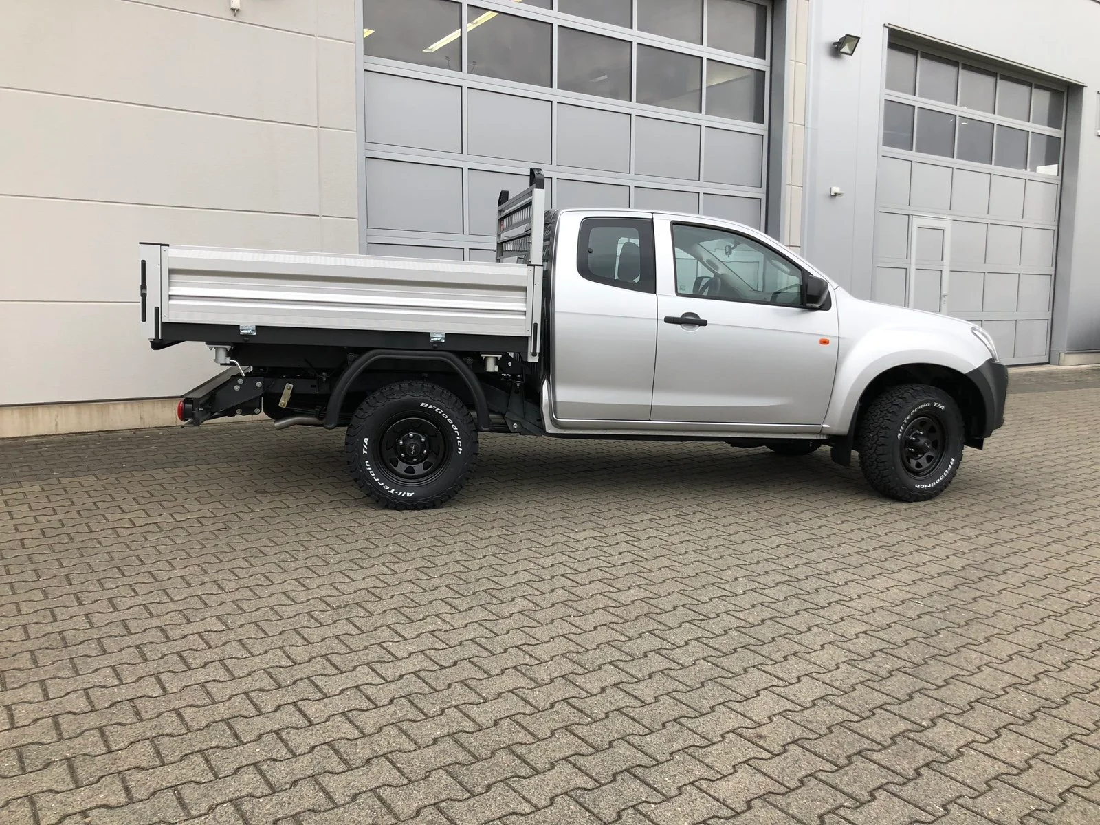 Isuzu D-Max mit Henschel Dreiseitenkipper, Goldschmitt Zusatzluftfederung, Hilltip SnowStriker Schneepflug, Hilltip IceStriker Streuer, Quick Hitch Anbausystem, Lichtträger mit LED-Arbeitsscheinwerfern, Hilltip Bedieneinheit mit Joystick, BFGoodrich All-Terrain Bereifung