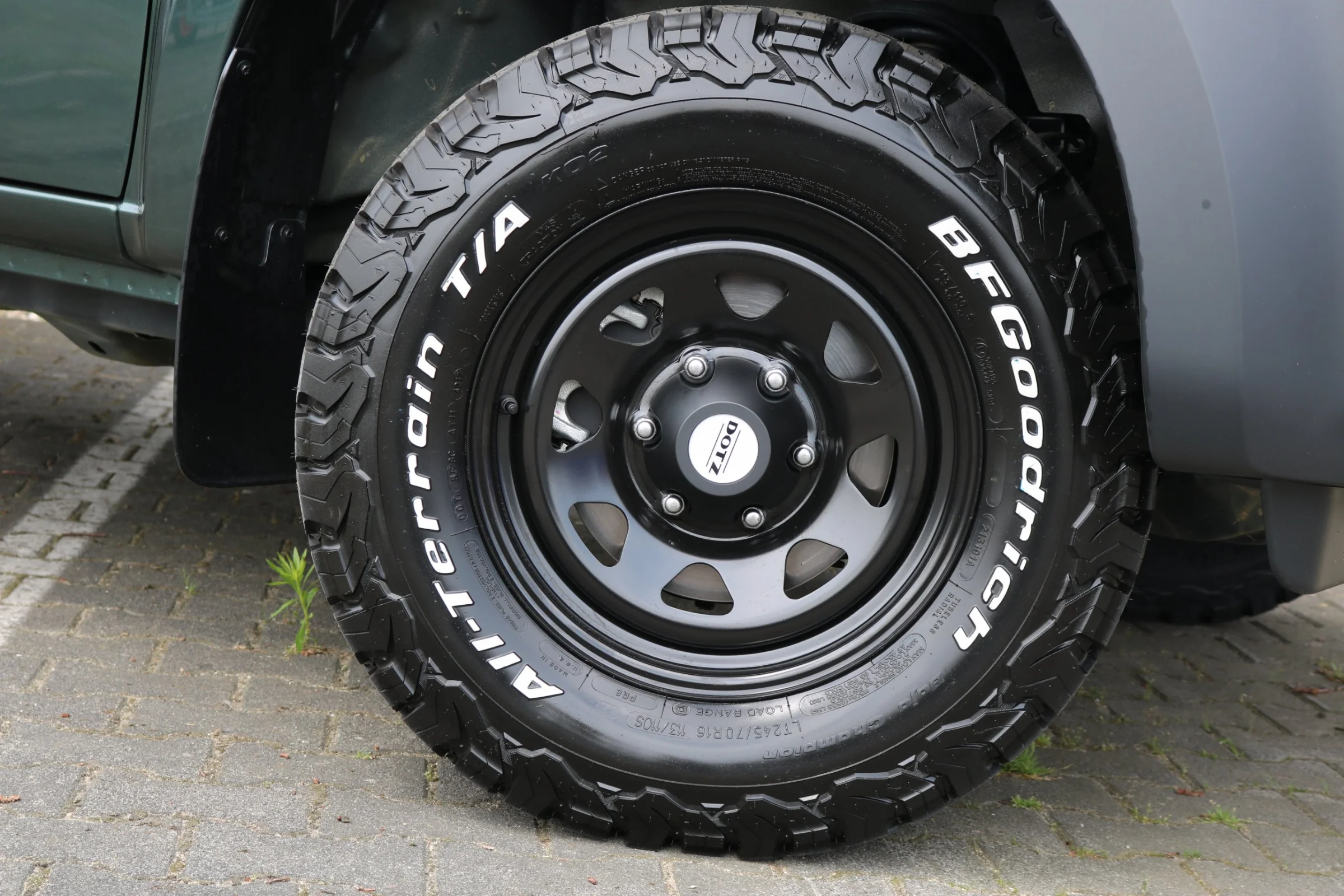 Isuzu D-Max mit Henschel Dreiseitenkipper, Gitteraufsatz für Grünschnitt, Kabinenschutzgitter, Goldschmitt Zusatzluftfederung, Bilstein Stoßdämpfer, DOTZ Stahlfelgen, BFGoodrich All-Terrain T/A KO2 Bereifung, Hilltip SnowStriker Schneepflug, Hilltip IceStriker Streuer, Quick Hitch Anbausystem, Lichtträger mit LED-Arbeitsscheinwerfern
