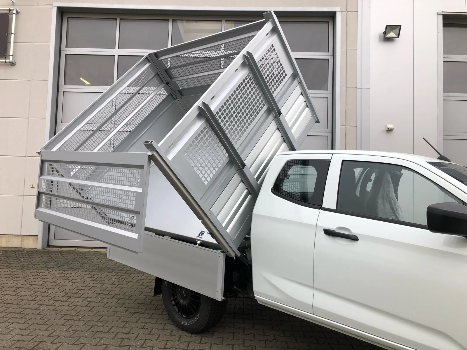 Isuzu D-Max mit Aluminium-Dreiseitenkipper, Abnehmbare Laubgitter, Zusatzluftfederung Hinterachse, Auflastung auf 3.500 kg, Verstärkte Alufelgen, Cooper Discoverer AT3 All-Terrain Bereifung