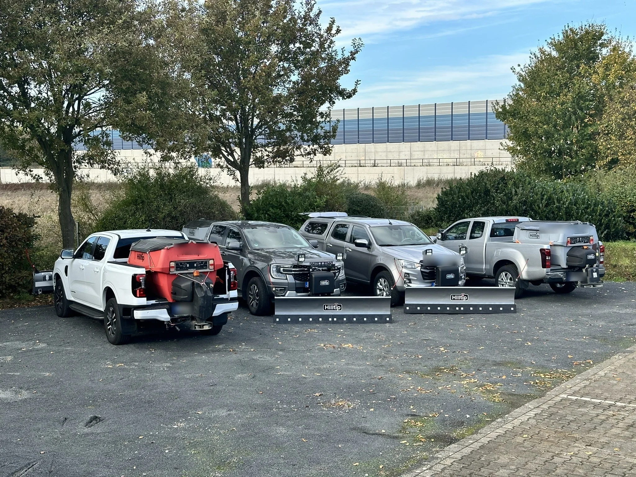 Ford / Isuzu Ranger und D-Max mit Hilltip SnowStriker Schneepflug, Hilltip IceStriker Streuer, Lichtträger mit LED-Arbeitsscheinwerfern, Rundumleuchte