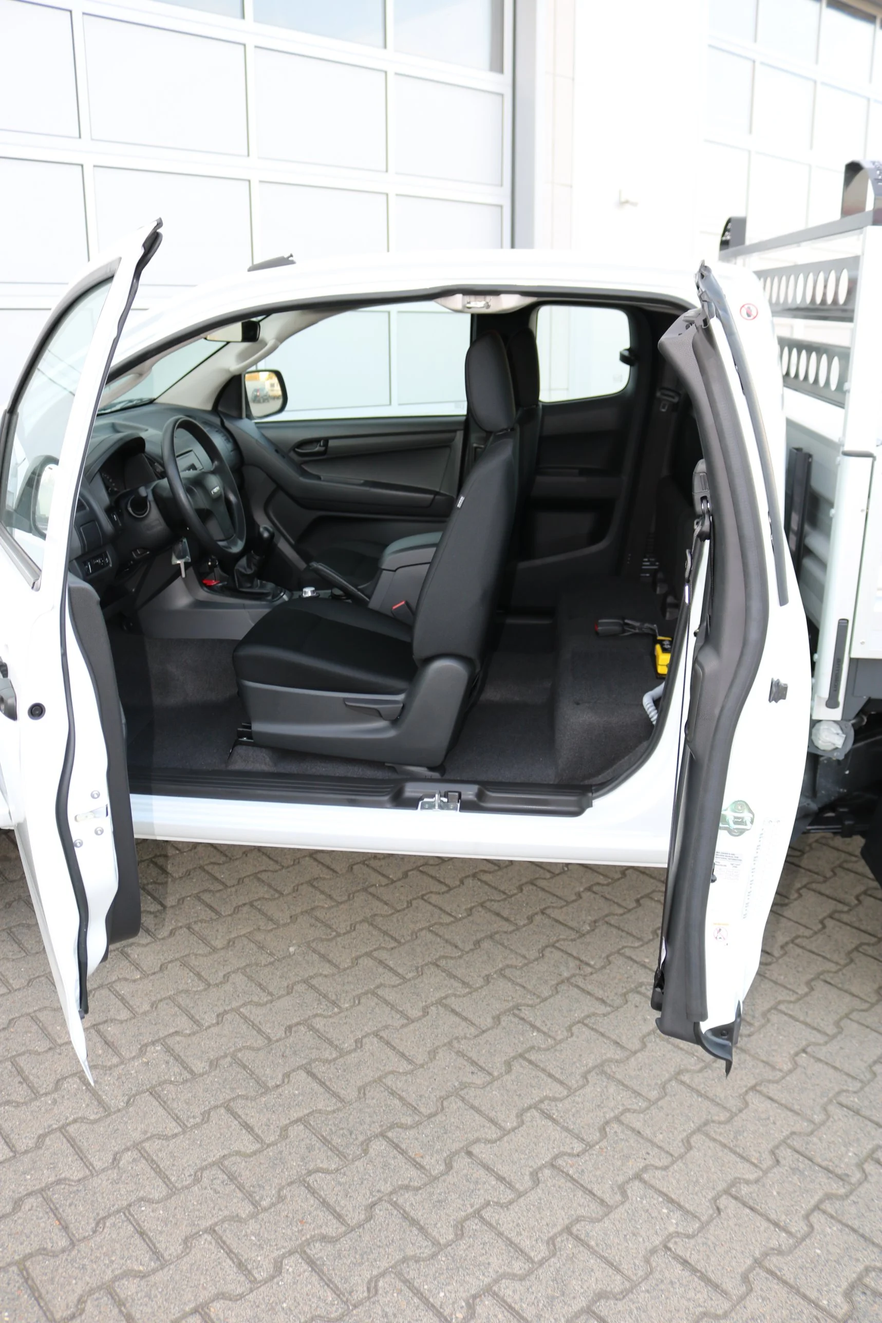 Isuzu D-Max mit Henschel Dreiseitenkipper, Kabinenschutzgitter mit Leiterauflage, Heckleuchtenträger