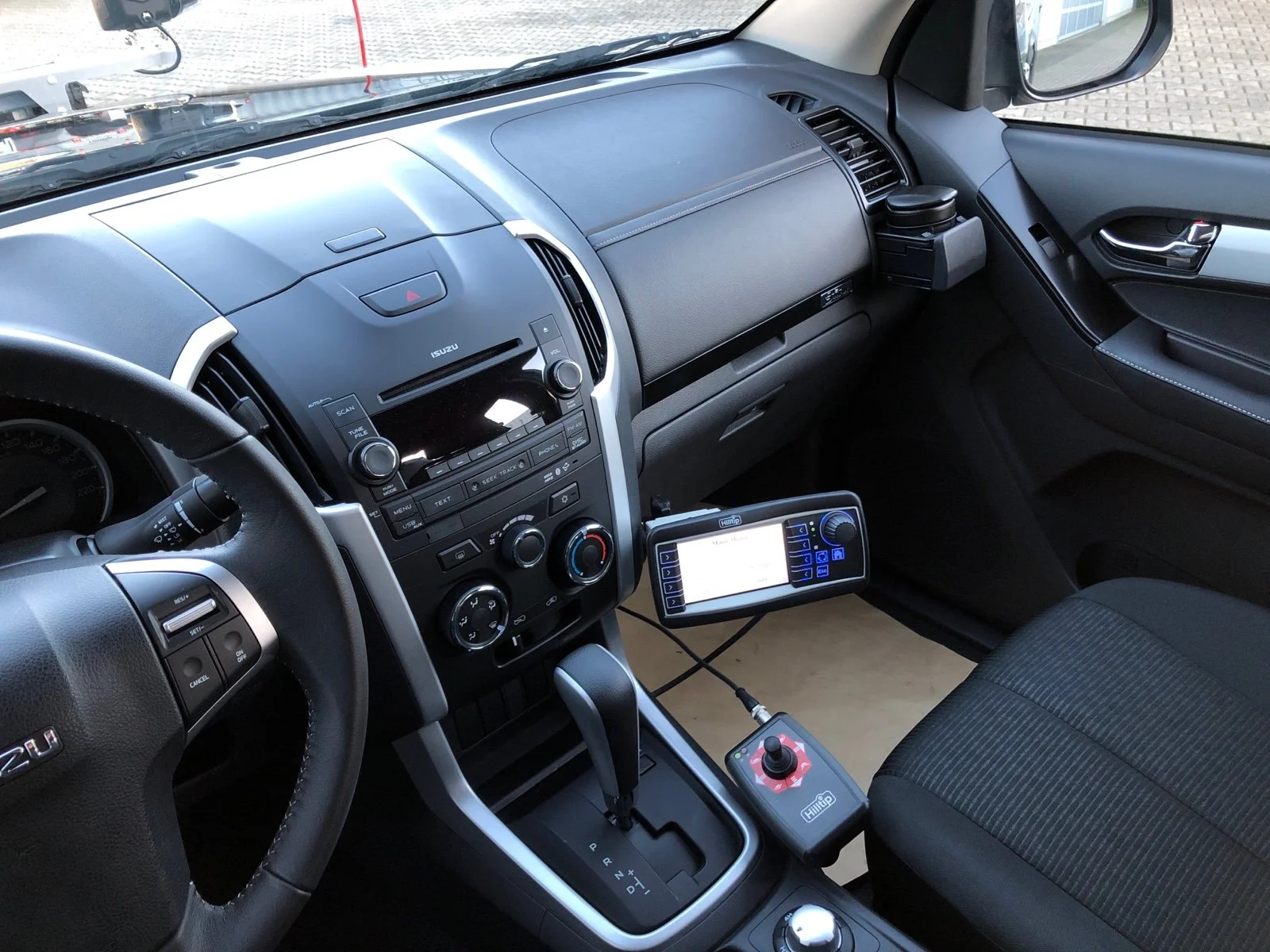 Isuzu D-Max mit Hilltip SnowStriker VP-2250 V-Schneepflug, Hilltip IceStriker 850 Streuer mit GPS, Quick Hitch Anbausystem, Lichtträger mit LED-Arbeitsscheinwerfern, Hilltip Bedieneinheit mit Joystick, Zusatzluftfederung Hinterachse, Verstärkte Federn Vorderachse, Bilstein Stoßdämpfer, Auflastung auf 3.500 kg, Schwerlastfelgen mit AT-Bereifung
