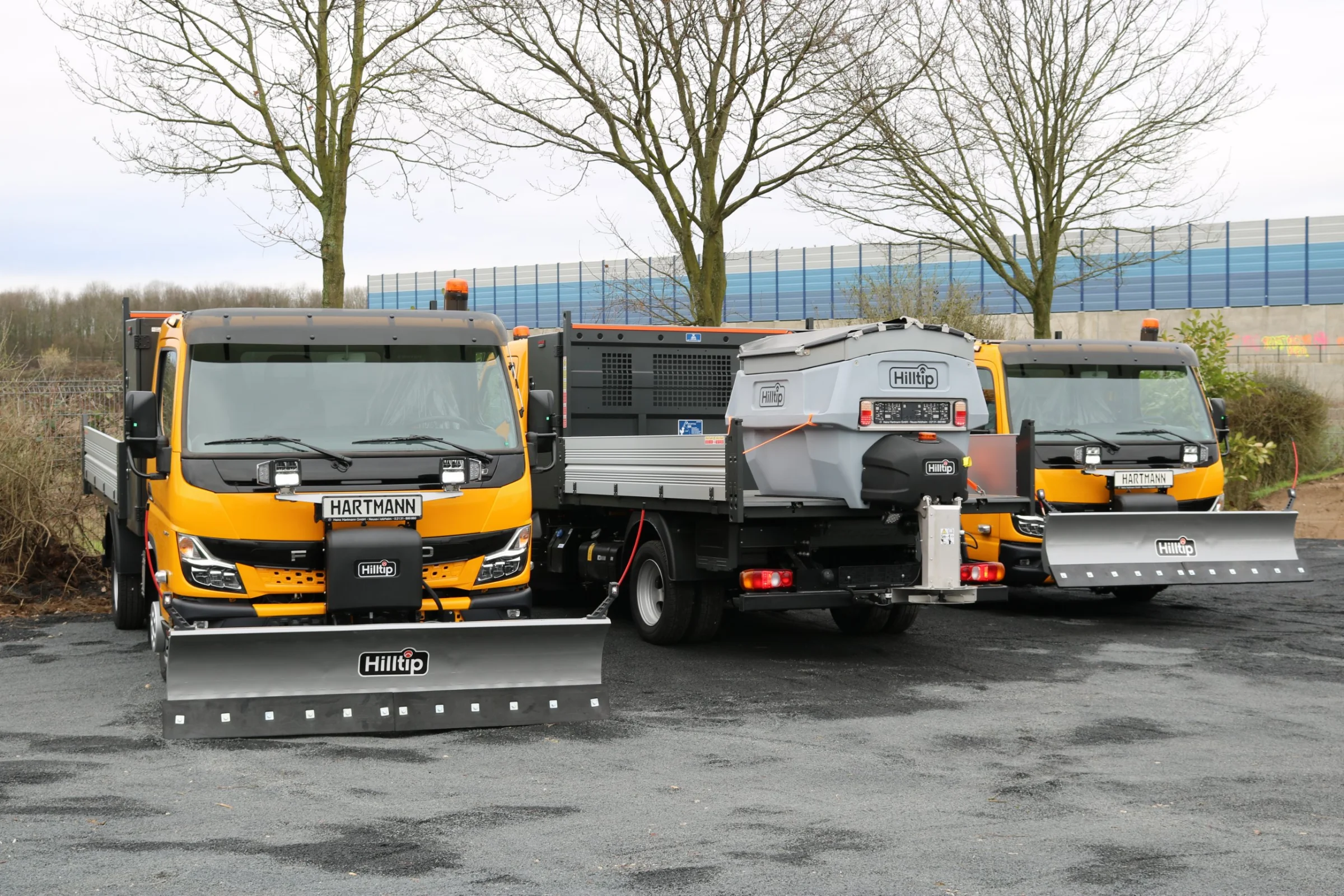 FUSO Canter mit Hilltip SnowStriker Schneepflug, Hilltip IceStriker Streuer, Lichtträger mit LED-Arbeitsscheinwerfern, Dreiseitenkipper mit Aluminium-Bordwänden, Werkzeugkasten hinter der Kabine, Rundumleuchte