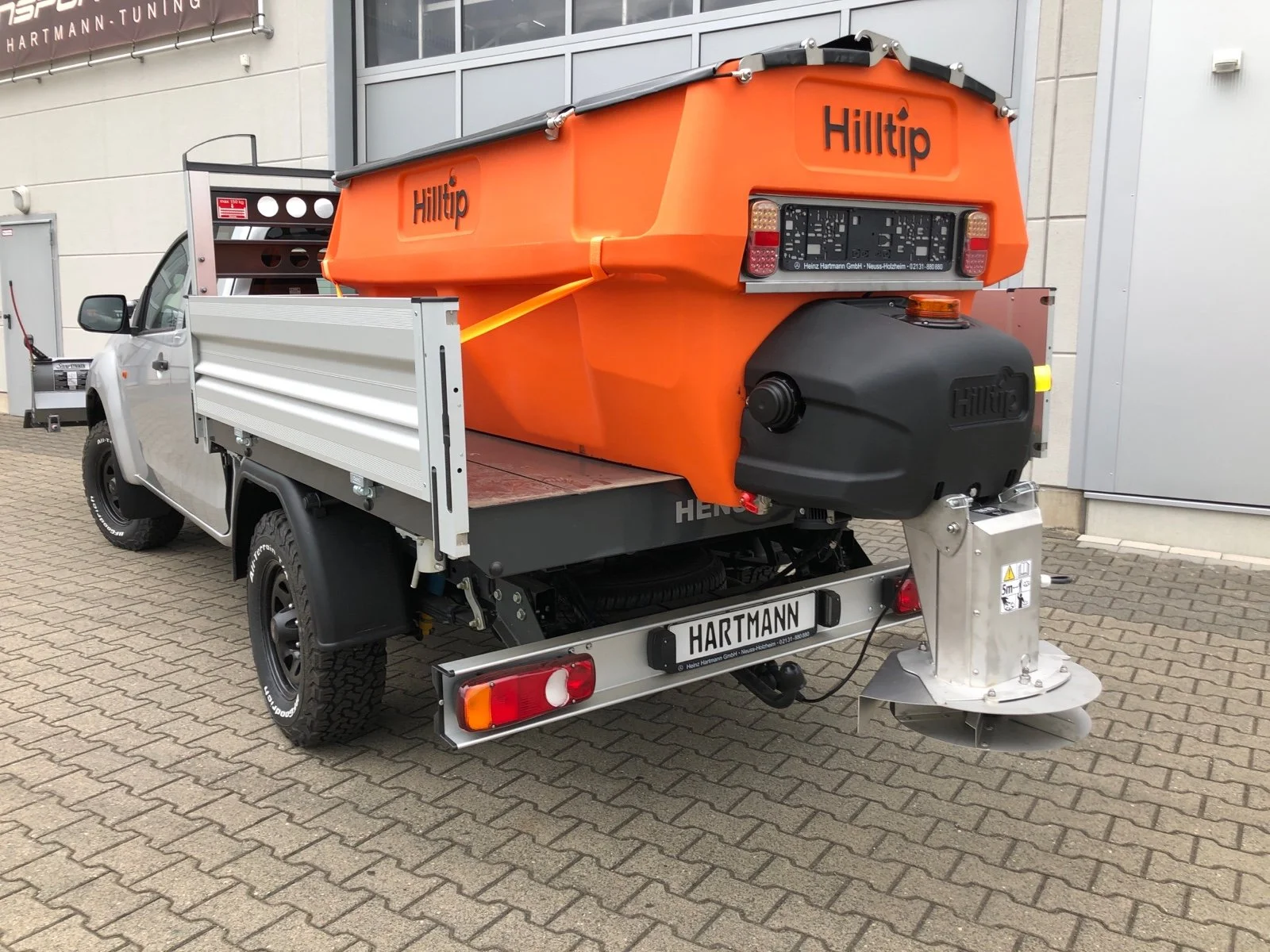 Isuzu D-Max mit Henschel Dreiseitenkipper, Goldschmitt Zusatzluftfederung, Hilltip SnowStriker Schneepflug, Hilltip IceStriker Streuer, Quick Hitch Anbausystem, Lichtträger mit LED-Arbeitsscheinwerfern, Hilltip Bedieneinheit mit Joystick, BFGoodrich All-Terrain Bereifung