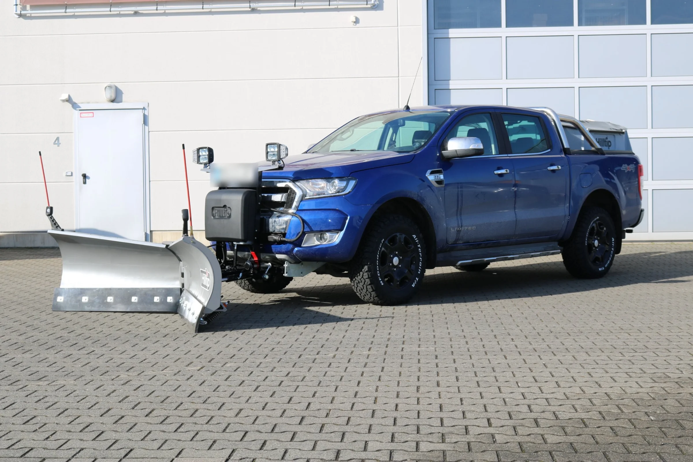 Ford Ranger mit Hilltip SnowStriker V-Schneepflug, Hilltip IceStriker Streuer, Quick Hitch Anbausystem, Lichtträger mit LED-Arbeitsscheinwerfern, Hilltip Bedieneinheit mit Joystick