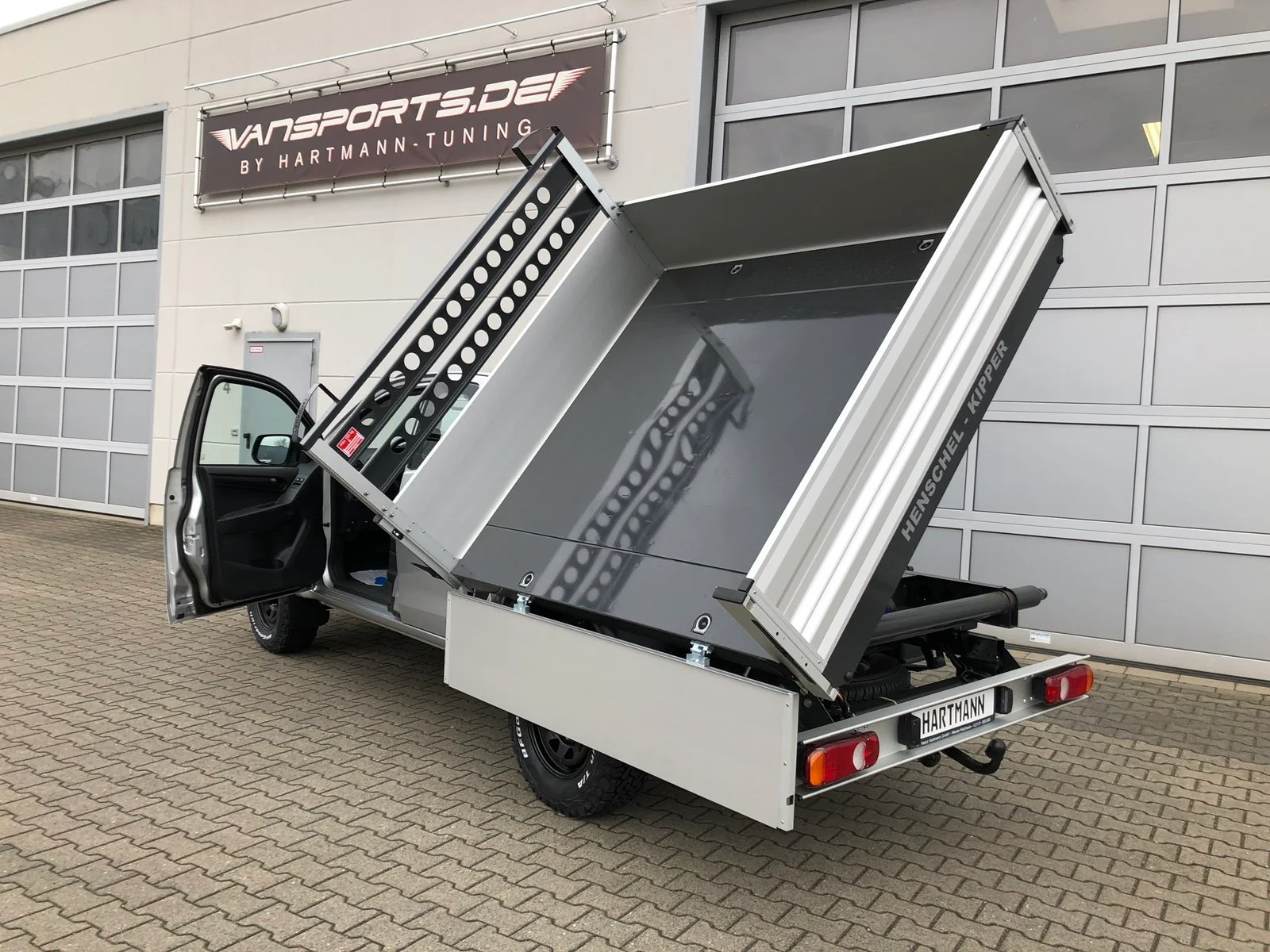 Isuzu D-Max mit Henschel Dreiseitenkipper, Goldschmitt Zusatzluftfederung, Hilltip SnowStriker Schneepflug, Hilltip IceStriker Streuer, Quick Hitch Anbausystem, Lichtträger mit LED-Arbeitsscheinwerfern, Hilltip Bedieneinheit mit Joystick, BFGoodrich All-Terrain Bereifung