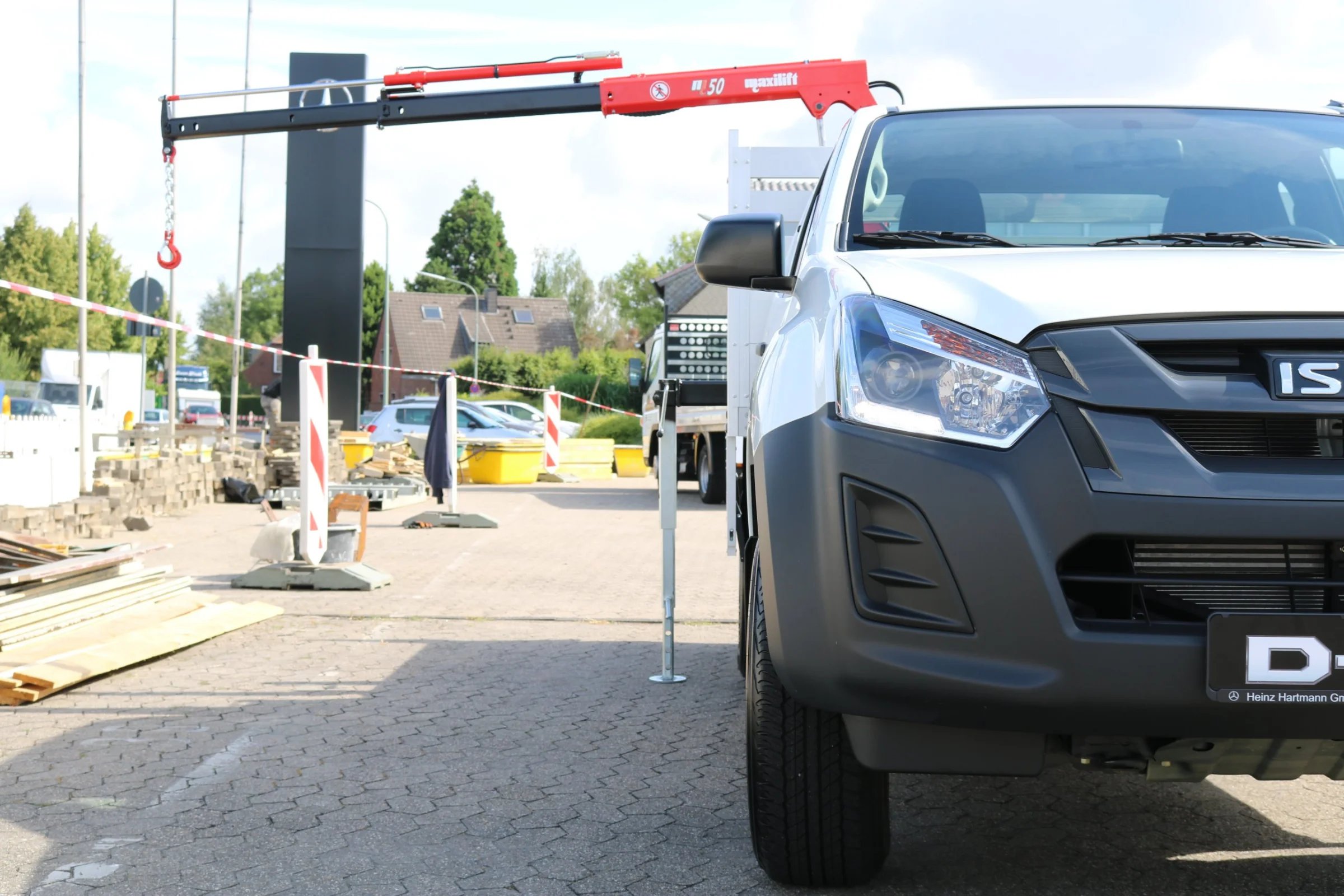 Isuzu D-Max mit Aluminium-Pritsche mit Kabinenschutzgitter, Maxilift ML50 Ladekran, Abstützung für Kranbetrieb
