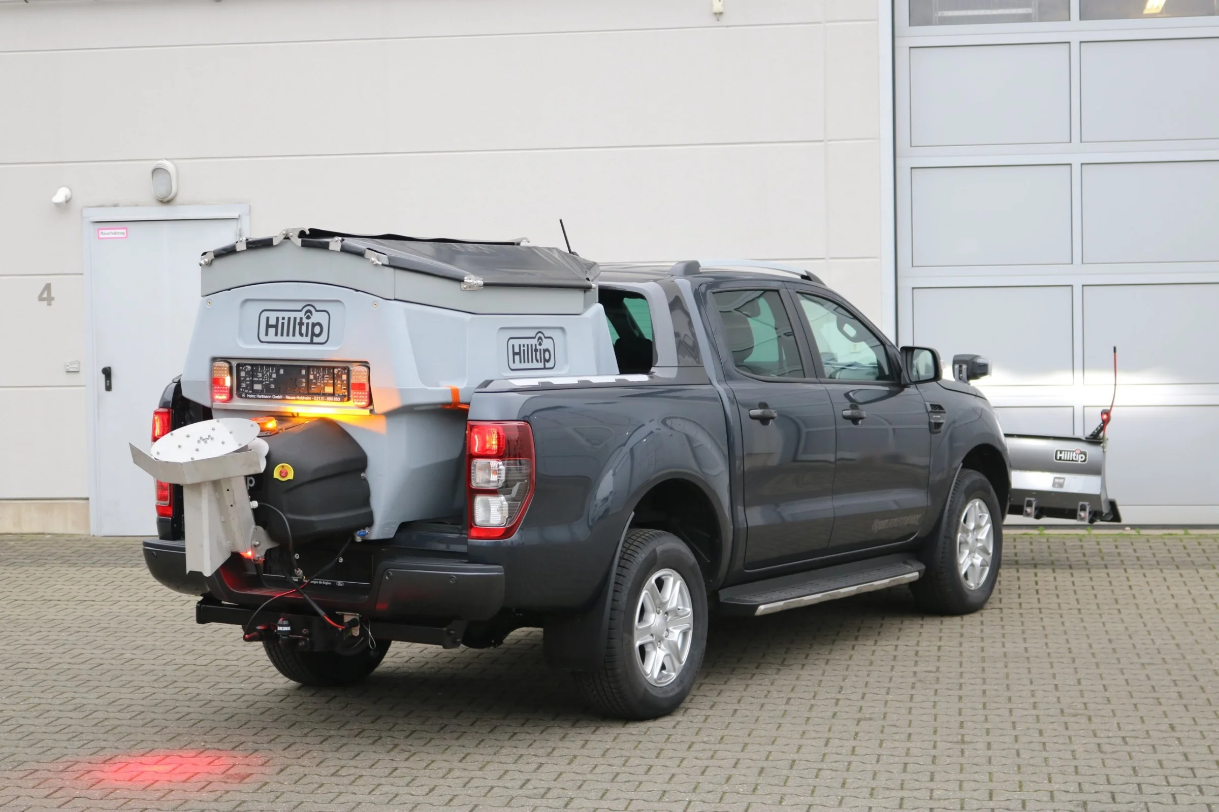 Ford Ranger mit Hilltip SnowStriker Schneepflug, Hilltip IceStriker Streuer, Quick Hitch Anbausystem, Lichtträger mit LED-Arbeitsscheinwerfern