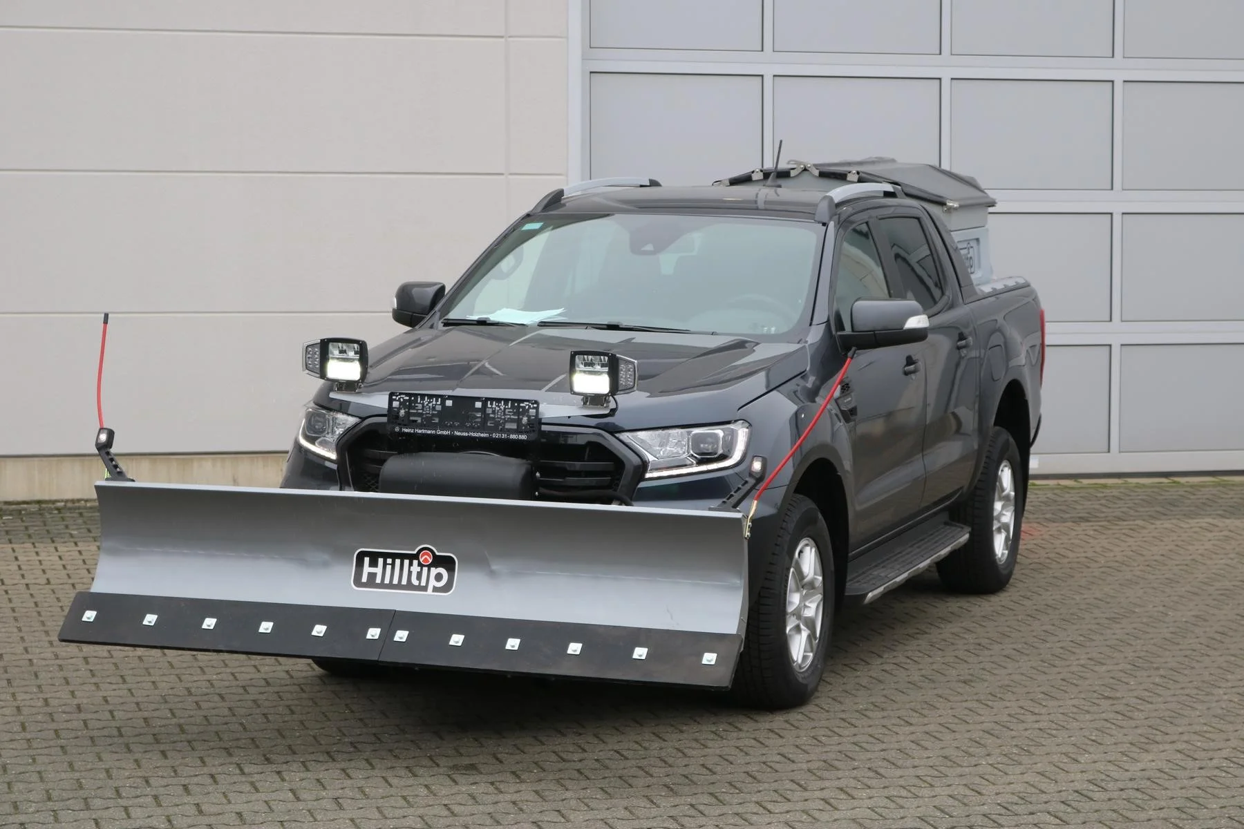 Ford Ranger mit Hilltip SnowStriker Schneepflug, Hilltip IceStriker Streuer, Quick Hitch Anbausystem, Lichtträger mit LED-Arbeitsscheinwerfern