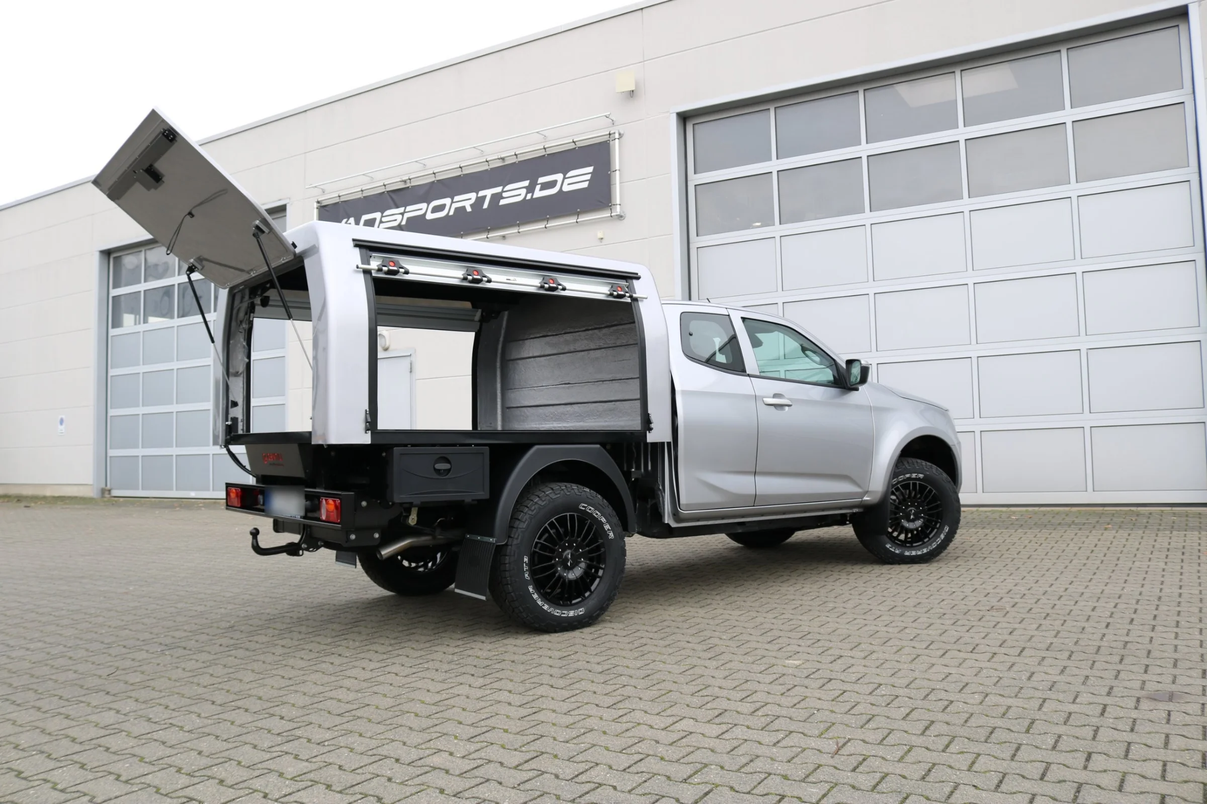 Isuzu D-Max mit Gentili Service-Kofferaufbau, Zusatzluftfederung Hinterachse, Auflastung auf 3.500 kg, Rückfahrkamera, Vorbereitung für Bott Fahrzeugeinrichtung