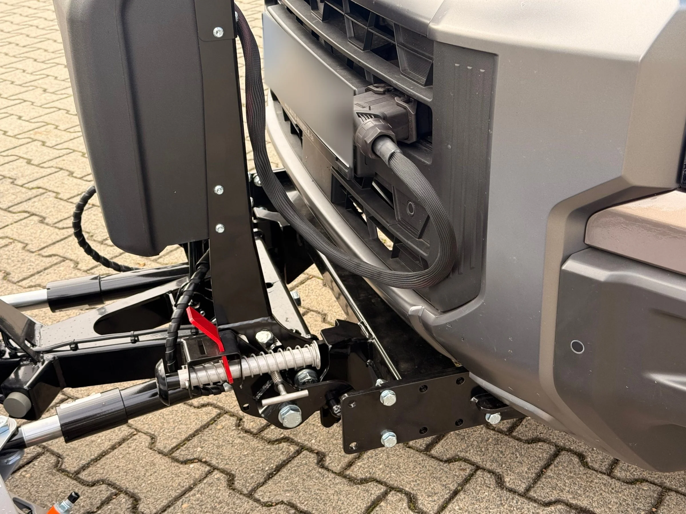 KGM Musso mit Hilltip SnowStriker Schneepflug, Hilltip IceStriker Streuer (Edelstahl), Quick Hitch Anbausystem, Lichtträger mit LED-Arbeitsscheinwerfern