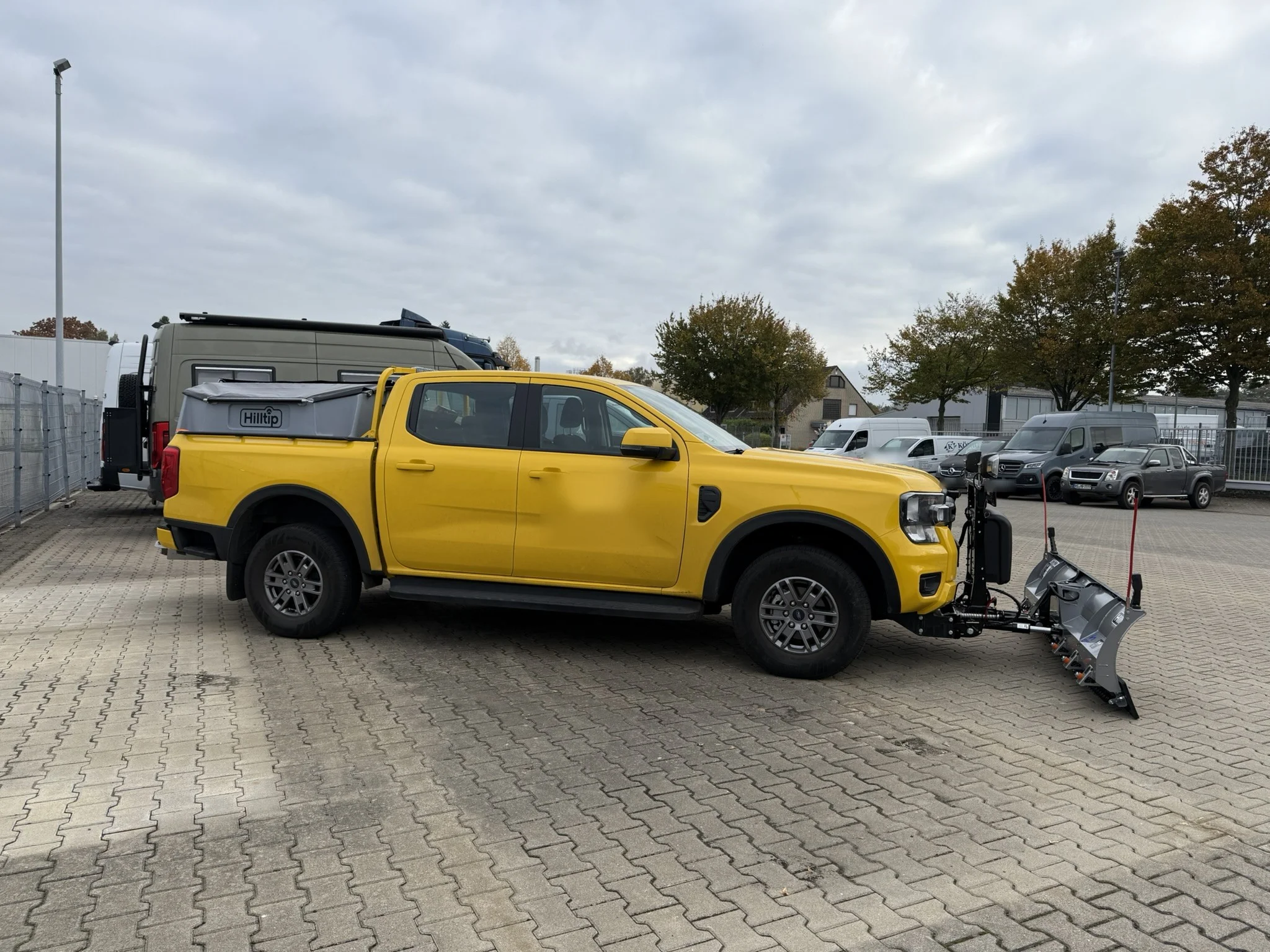 Ford Ranger mit Hilltip SnowStriker Schneepflug, Hilltip IceStriker Streuer, Lichtträger mit LED-Arbeitsscheinwerfern, Rundumleuchte