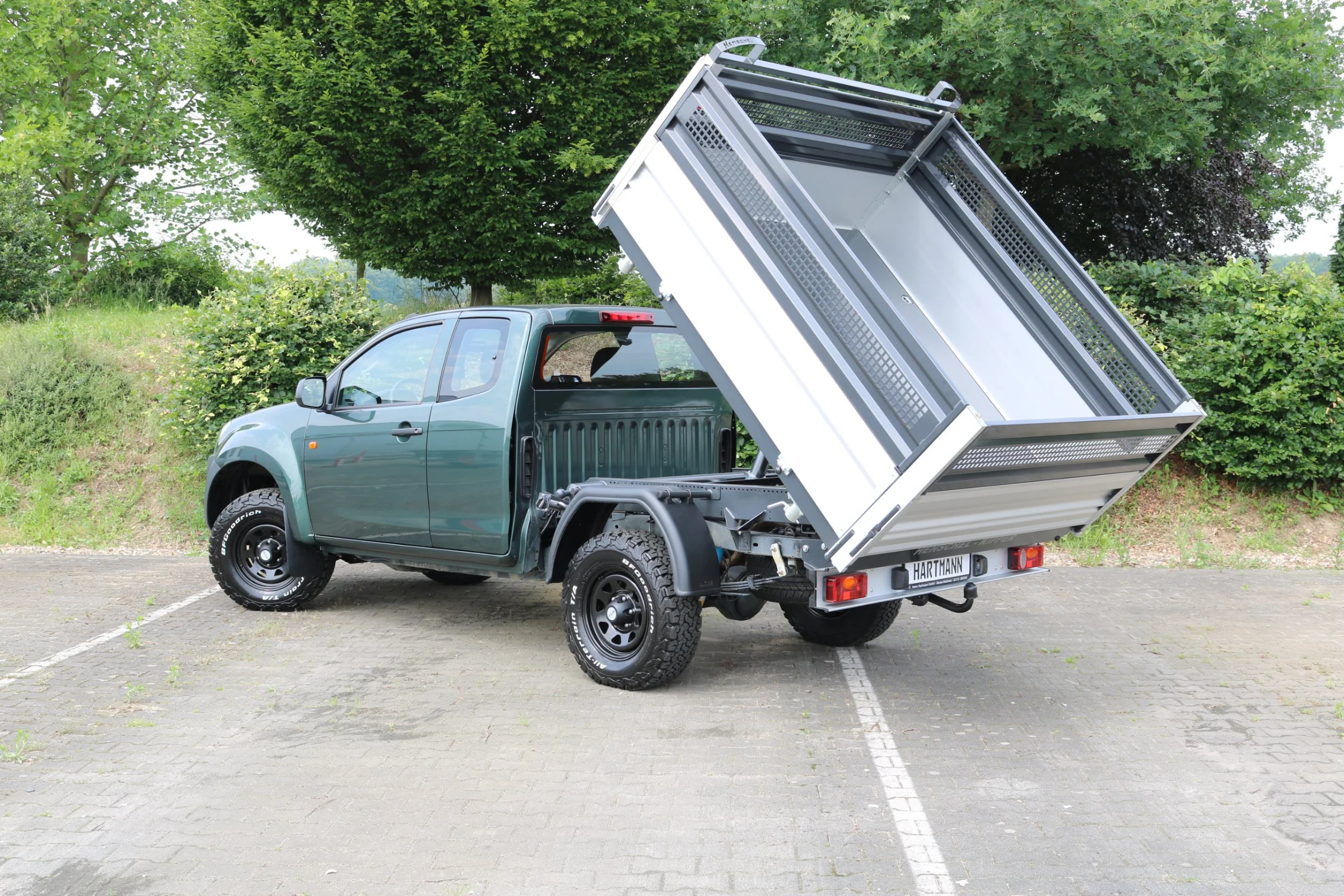 Isuzu D-Max mit Henschel Dreiseitenkipper, Gitteraufsatz für Grünschnitt, Kabinenschutzgitter, Goldschmitt Zusatzluftfederung, Bilstein Stoßdämpfer, DOTZ Stahlfelgen, BFGoodrich All-Terrain T/A KO2 Bereifung, Hilltip SnowStriker Schneepflug, Hilltip IceStriker Streuer, Quick Hitch Anbausystem, Lichtträger mit LED-Arbeitsscheinwerfern