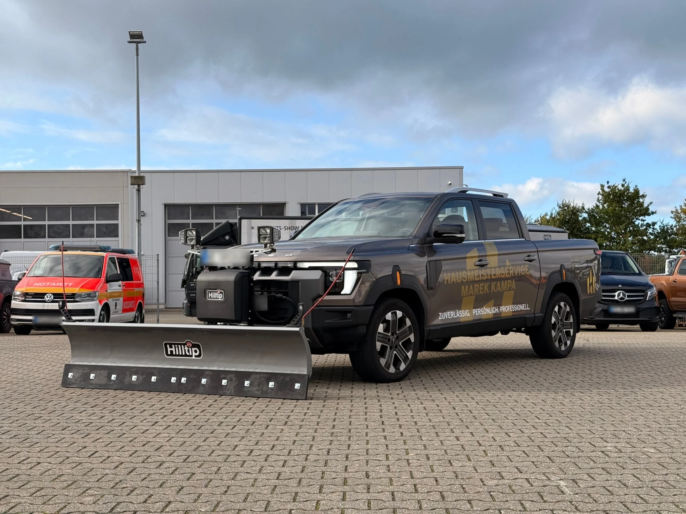 KGM Musso mit Hilltip SnowStriker Schneepflug, Hilltip IceStriker Streuer (Edelstahl), Quick Hitch Anbausystem, Lichtträger mit LED-Arbeitsscheinwerfern