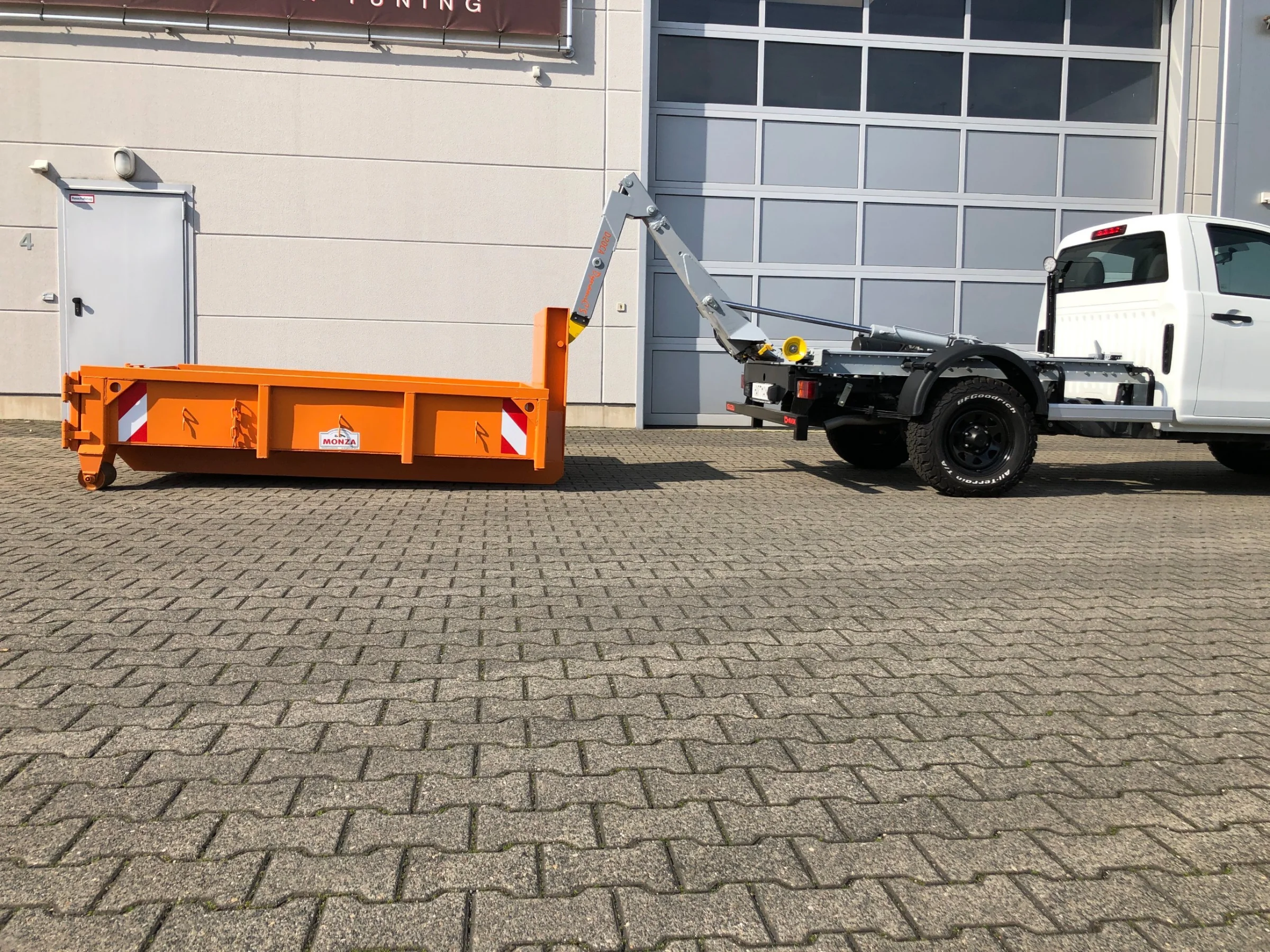 Isuzu D-Max mit Abrollkipper-Aufbau (Hakenlift), Abrollcontainer, BFGoodrich All-Terrain Bereifung, LED-Arbeitsscheinwerfer
