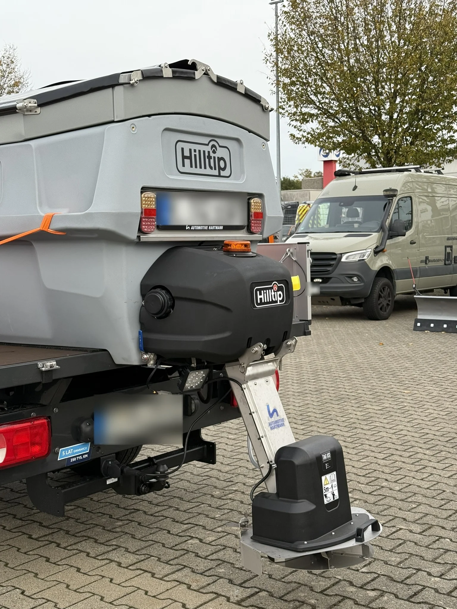 Volkswagen Crafter mit Hilltip SnowStriker Schneepflug, Hilltip IceStriker Streuer, Lichtträger mit LED-Arbeitsscheinwerfern, Anbauplatte für Transporter
