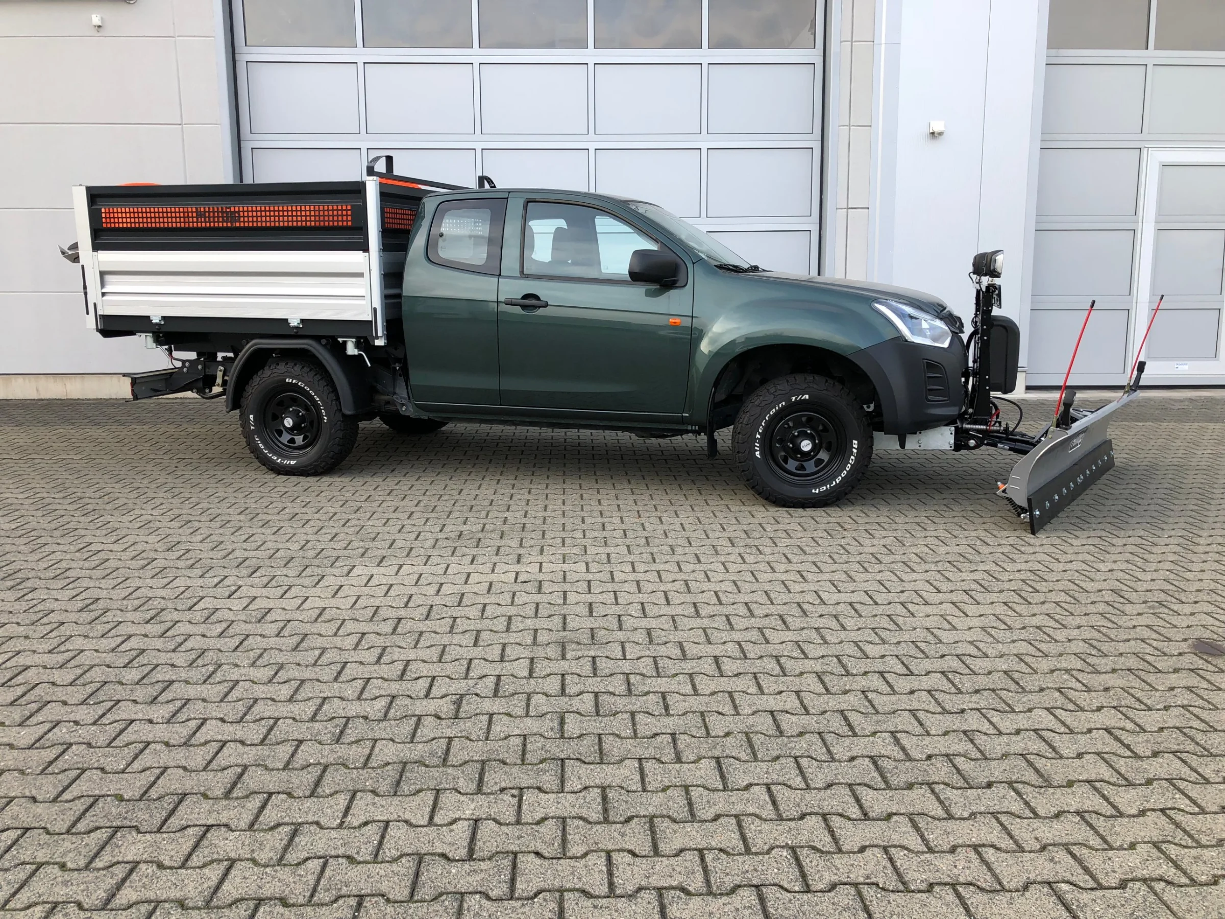 Isuzu D-Max mit Kipperaufbau, Hilltip SnowStriker Schneepflug, Hilltip IceStriker 550 Streuer, Quick Hitch Anbausystem, Lichtträger mit LED-Arbeitsscheinwerfern, Hilltip Bedieneinheit mit Joystick, BFGoodrich All-Terrain Bereifung