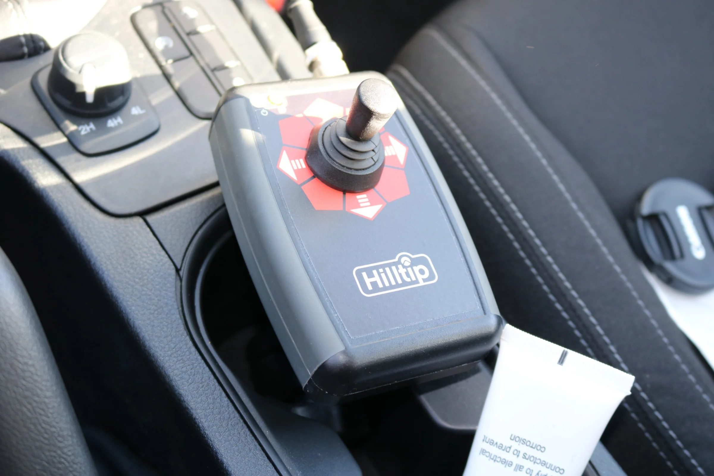 Ford Ranger mit Hilltip SnowStriker SP 2250 Schneepflug, Vorderachsentlastungsgewicht, Quick Hitch Anbausystem, Lichtträger mit LED-Arbeitsscheinwerfern, Hilltip Joystick-Steuerung