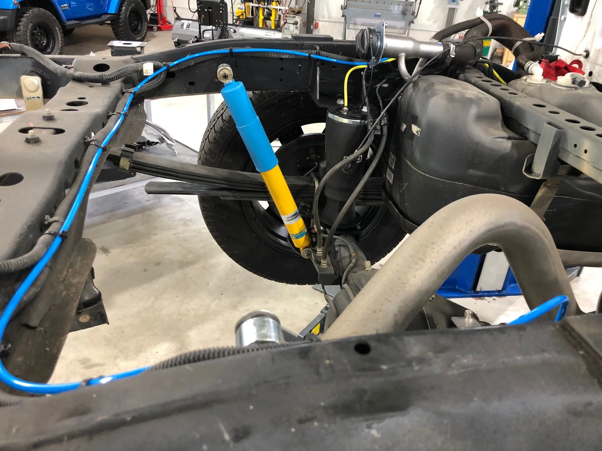 Isuzu D-Max mit Hilltip SnowStriker V-Schneepflug, Hilltip IceStriker Streuer, Quick Hitch Anbausystem, Lichtträger mit LED-Arbeitsscheinwerfern, Hilltip Bedieneinheit mit Joystick, Goldschmitt Zusatzluftfederung, Bilstein Stoßdämpfer, Verstärkte Federn Vorderachse, BFGoodrich All-Terrain T/A KO2 Bereifung