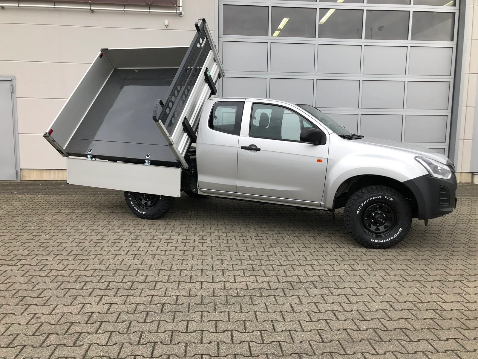 Isuzu D-Max mit Henschel Dreiseitenkipper, Goldschmitt Zusatzluftfederung, Hilltip SnowStriker Schneepflug, Hilltip IceStriker Streuer, Quick Hitch Anbausystem, Lichtträger mit LED-Arbeitsscheinwerfern, Hilltip Bedieneinheit mit Joystick, BFGoodrich All-Terrain Bereifung
