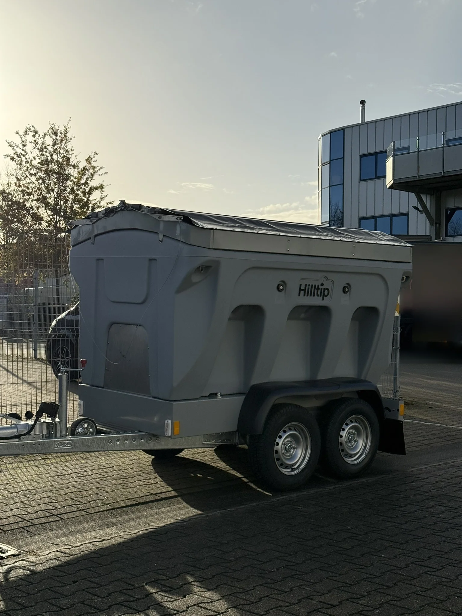 Isuzu D-Max mit Hilltip IceStriker Anhängestreuer, Tandemachs-Fahrgestell, Edelstahl-Streuwerk, Cooper Discoverer AT3 All-Terrain Bereifung