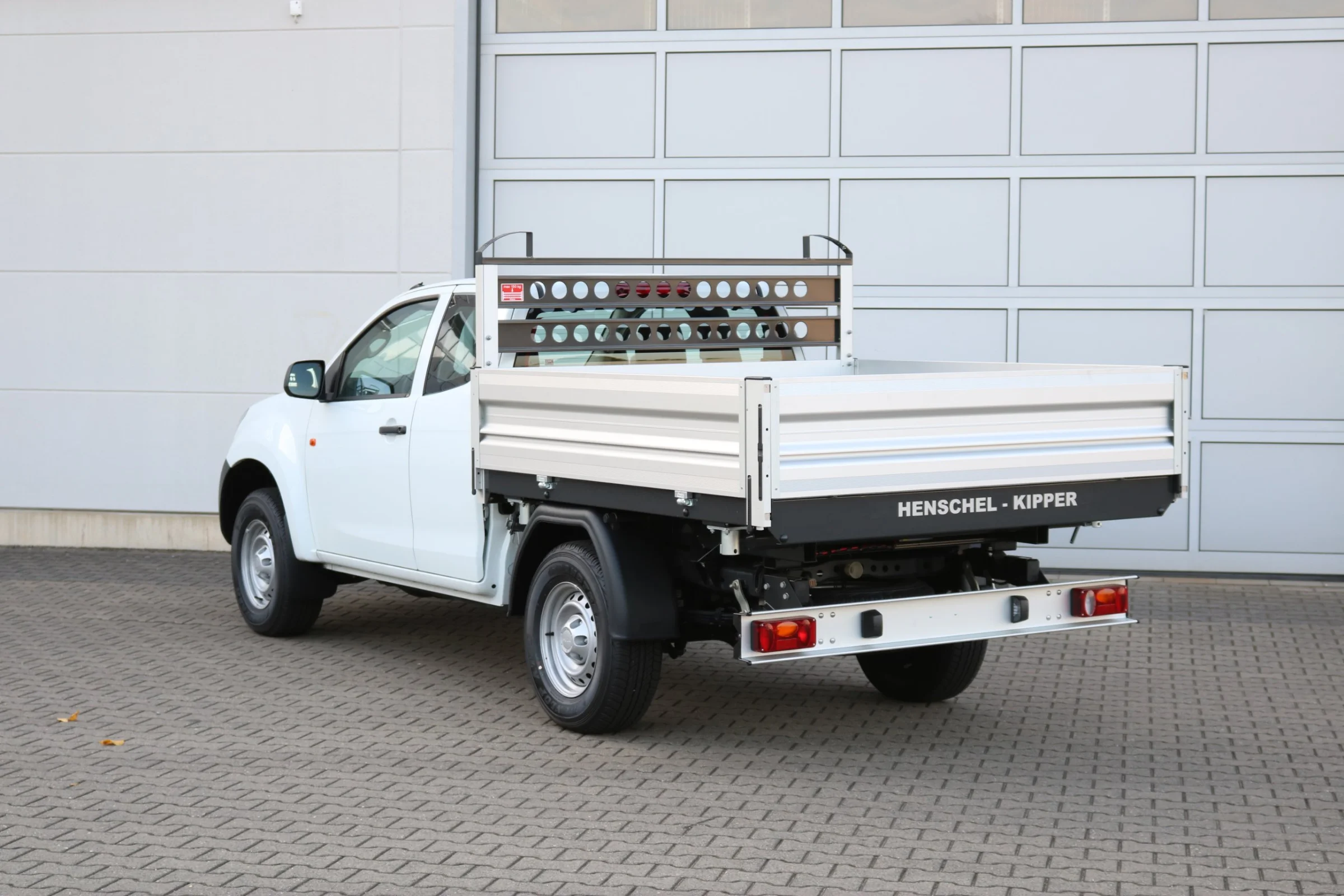 Isuzu D-Max mit Henschel Dreiseitenkipper, Kabinenschutzgitter mit Leiterauflage, Heckleuchtenträger