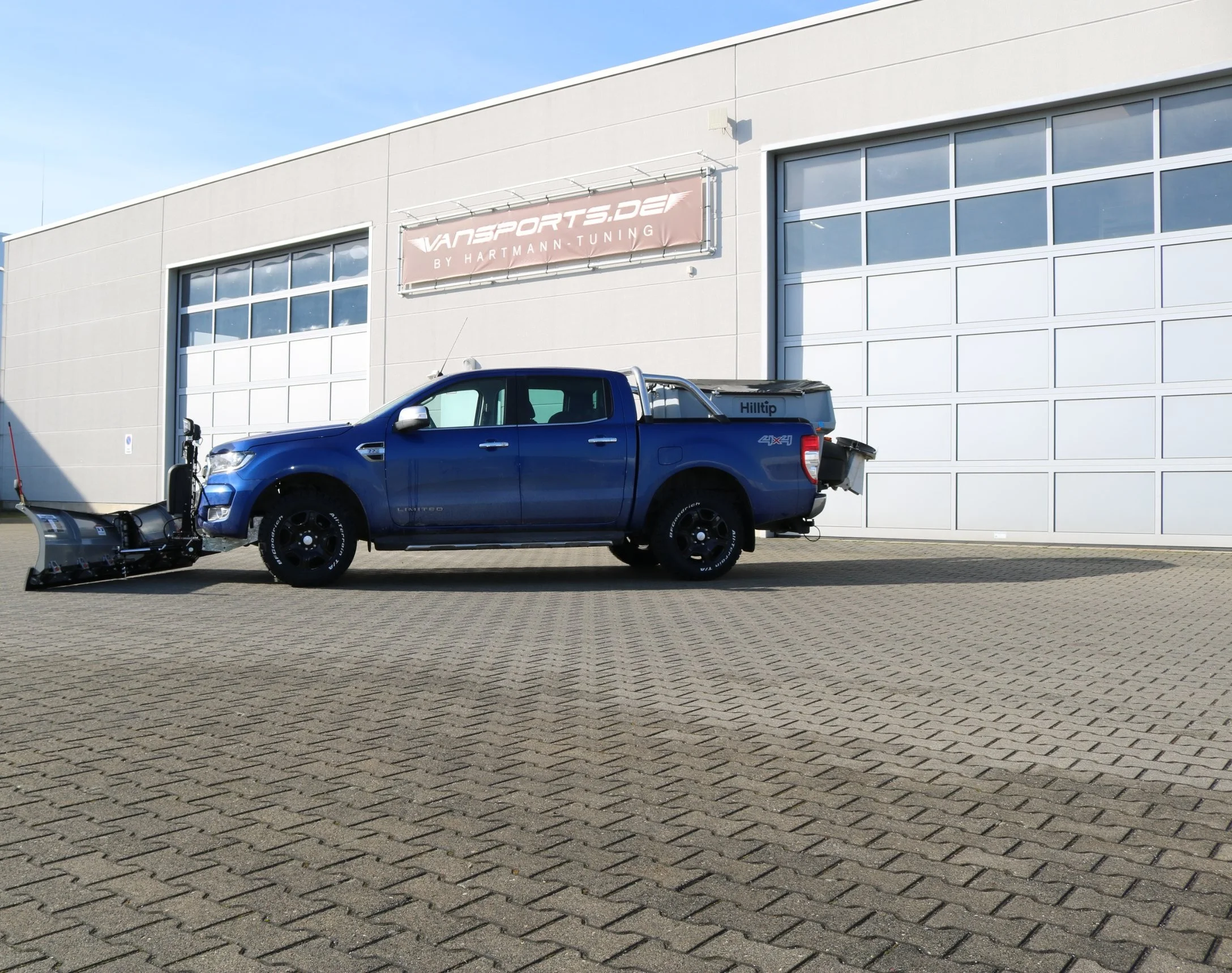 Ford Ranger mit Hilltip SnowStriker V-Schneepflug, Hilltip IceStriker Streuer, Quick Hitch Anbausystem, Lichtträger mit LED-Arbeitsscheinwerfern, Hilltip Bedieneinheit mit Joystick