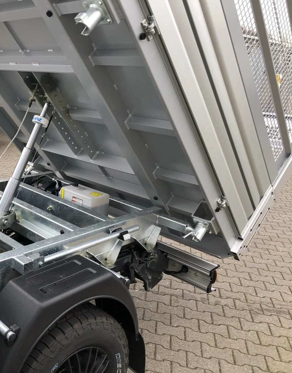 Isuzu D-Max mit Aluminium-Dreiseitenkipper, Abnehmbare Laubgitter, Zusatzluftfederung Hinterachse, Auflastung auf 3.500 kg, Verstärkte Alufelgen, Cooper Discoverer AT3 All-Terrain Bereifung