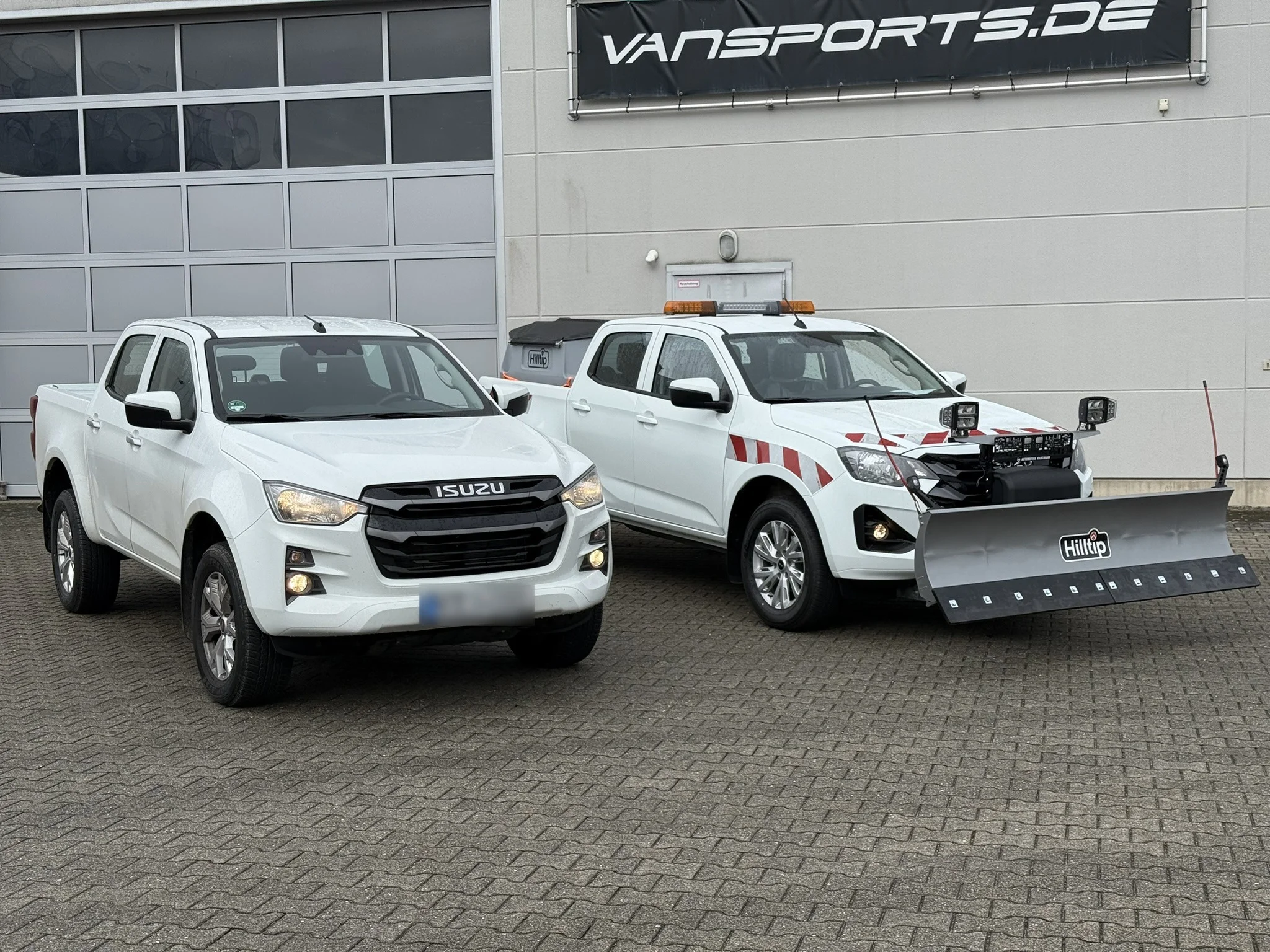 Isuzu D-Max mit Hilltip SnowStriker Schneepflug, Hilltip IceStriker Streuer, Lichtträger mit LED-Arbeitsscheinwerfern, LED-Warnlichtbalken, Warnmarkierung