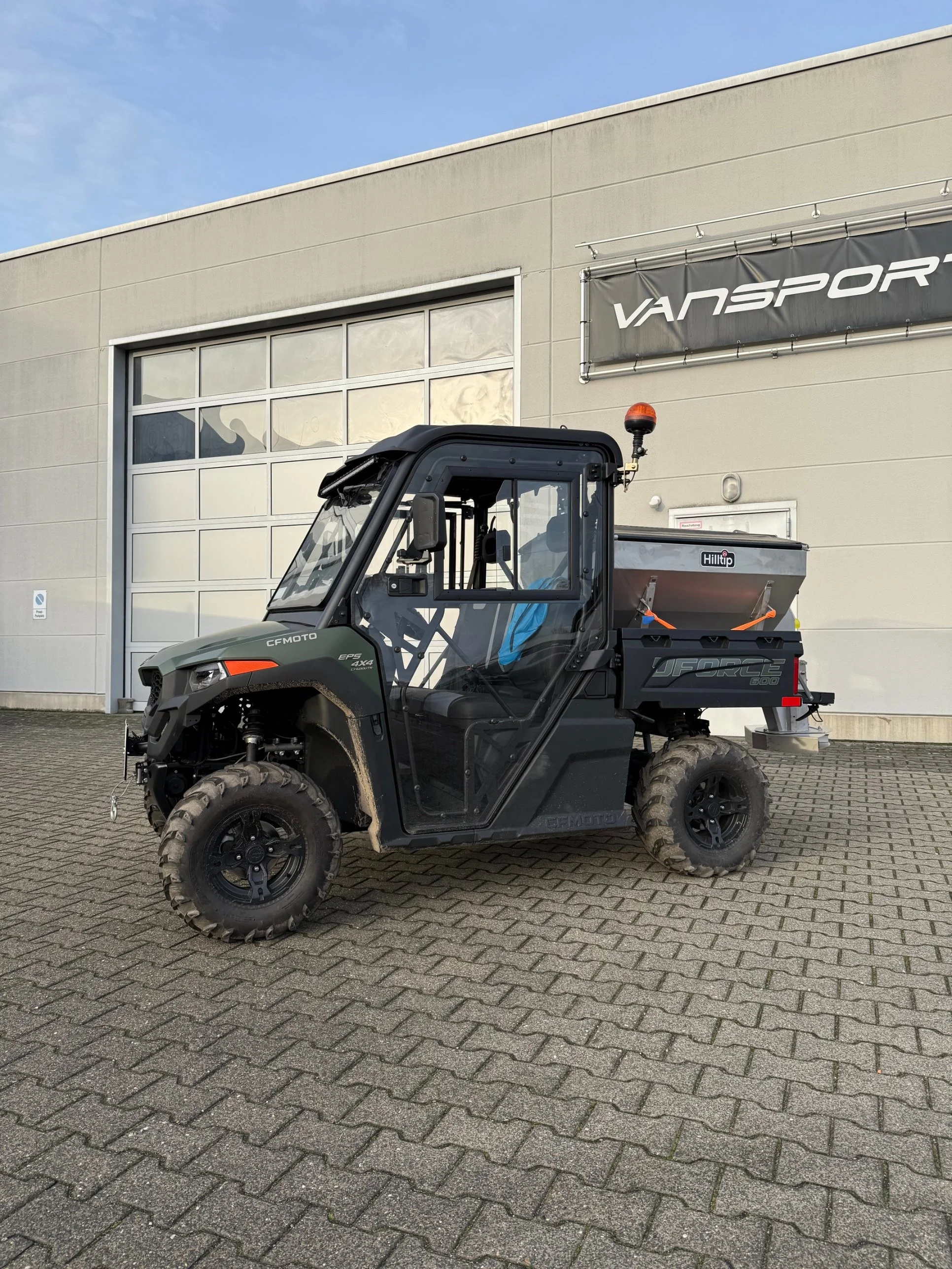 CFMOTO UForce 600 mit Hilltip IceStriker Streuer (Edelstahl), Rundumleuchte