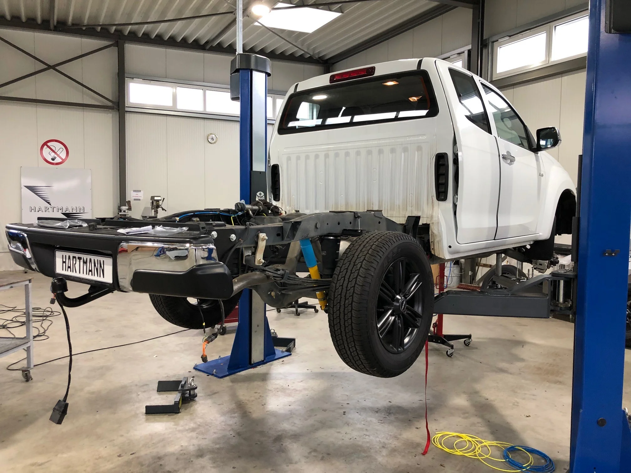 Isuzu D-Max mit Hilltip SnowStriker V-Schneepflug, Hilltip IceStriker Streuer, Quick Hitch Anbausystem, Lichtträger mit LED-Arbeitsscheinwerfern, Hilltip Bedieneinheit mit Joystick, Goldschmitt Zusatzluftfederung, Bilstein Stoßdämpfer, Verstärkte Federn Vorderachse, BFGoodrich All-Terrain T/A KO2 Bereifung