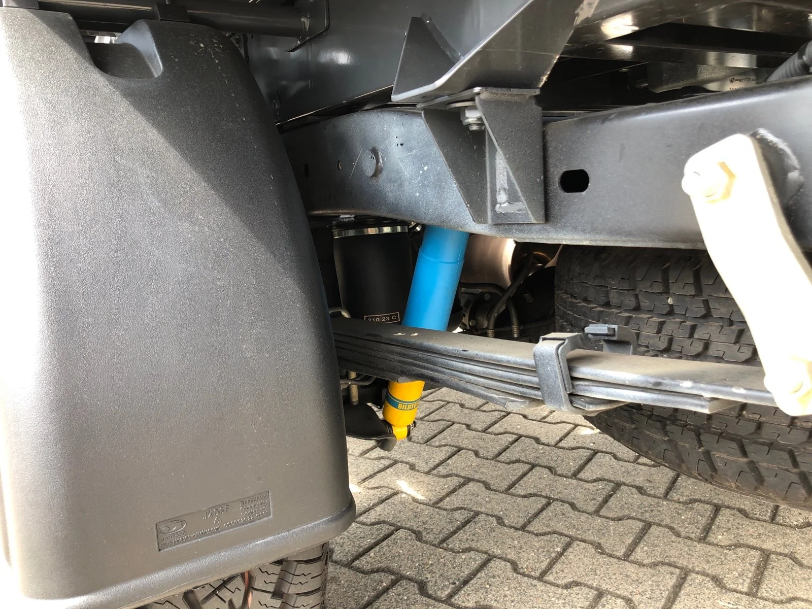 Isuzu D-Max mit Aluminium-Dreiseitenkipper mit Kabinenschutzgitter, Zusatzluftfederung, Bilstein Stoßdämpfer, Hilltip SnowStriker Schneepflug, Hilltip IceStriker Streuer, Quick Hitch Anbausystem, Lichtträger mit LED-Arbeitsscheinwerfern, Hilltip Bedieneinheit mit Joystick
