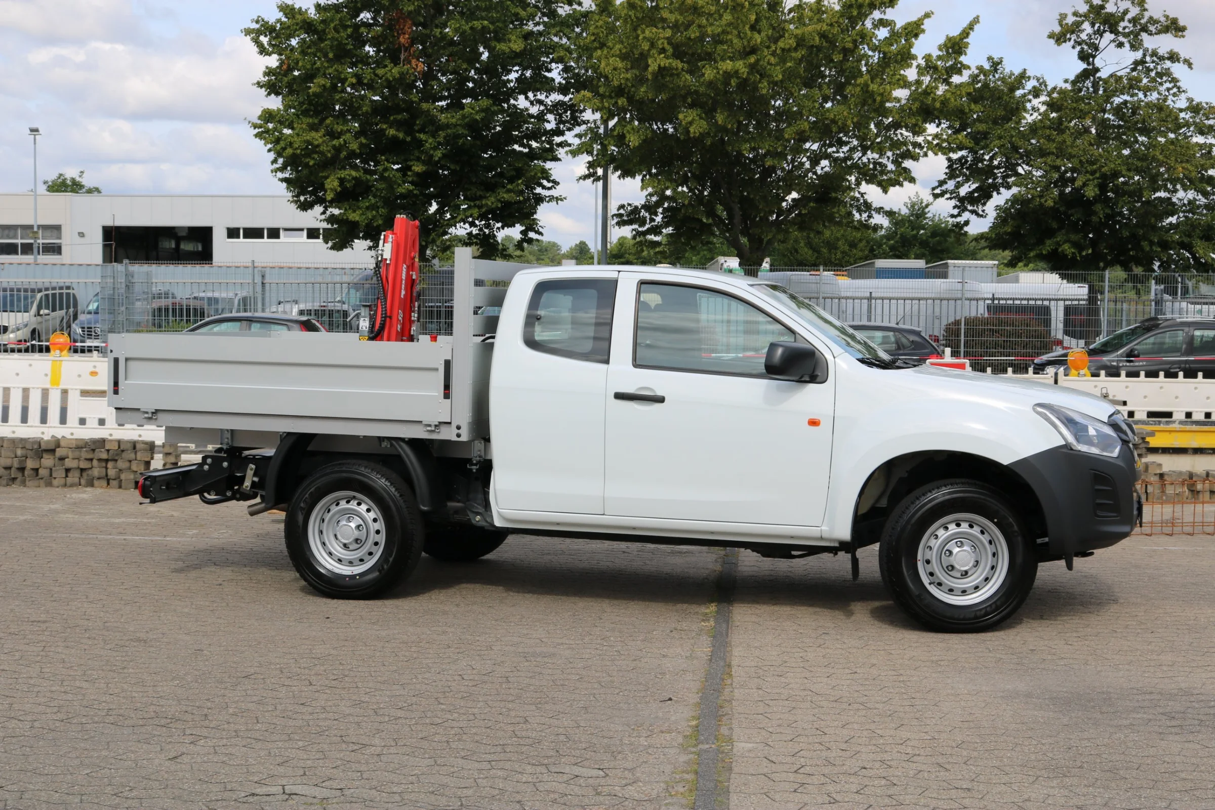 Isuzu D-Max mit Aluminium-Pritsche mit Kabinenschutzgitter, Maxilift ML50 Ladekran, Abstützung für Kranbetrieb