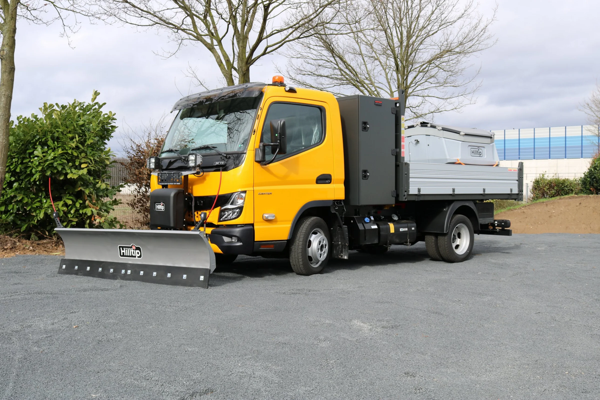 FUSO Canter mit Hilltip SnowStriker Schneepflug, Hilltip IceStriker Streuer, Lichtträger mit LED-Arbeitsscheinwerfern, Dreiseitenkipper mit Aluminium-Bordwänden, Werkzeugkasten hinter der Kabine, Rundumleuchte