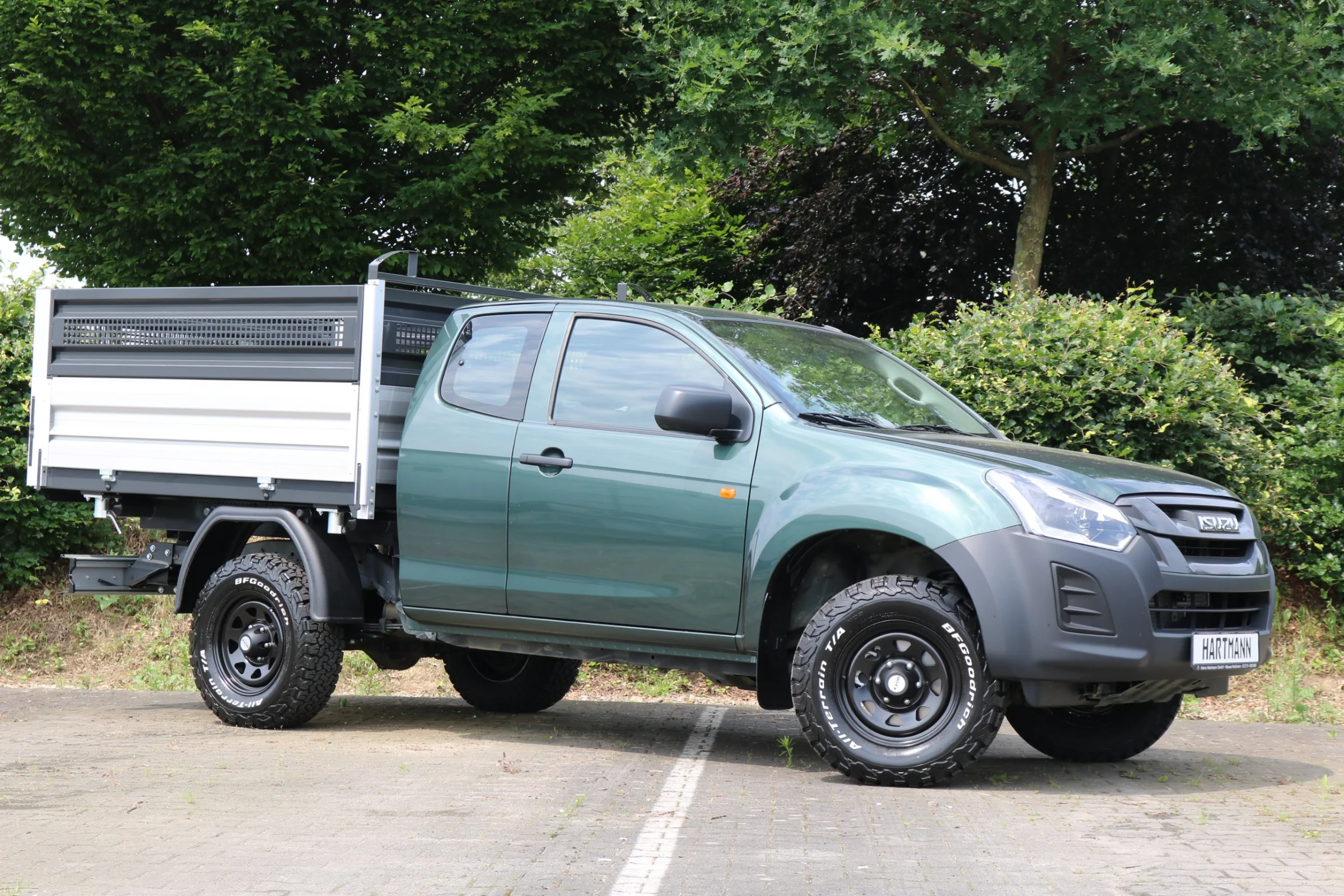 Isuzu D-Max mit Henschel Dreiseitenkipper, Gitteraufsatz für Grünschnitt, Kabinenschutzgitter, Goldschmitt Zusatzluftfederung, Bilstein Stoßdämpfer, DOTZ Stahlfelgen, BFGoodrich All-Terrain T/A KO2 Bereifung, Hilltip SnowStriker Schneepflug, Hilltip IceStriker Streuer, Quick Hitch Anbausystem, Lichtträger mit LED-Arbeitsscheinwerfern