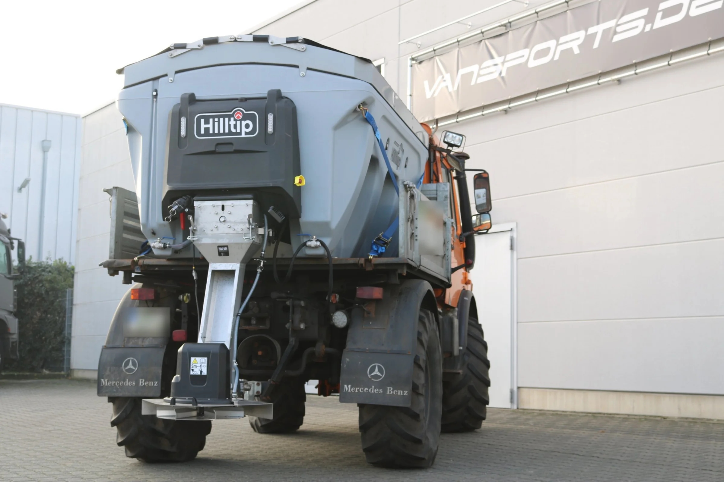 Mercedes-Benz Unimog mit Hilltip IceStriker Streuer, Ladungssicherung mit Zurrgurten