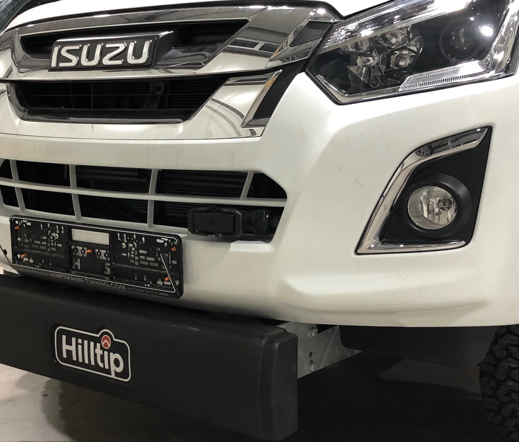 Isuzu D-Max mit Hilltip SnowStriker V-Schneepflug, Hilltip IceStriker Streuer, Quick Hitch Anbausystem, Lichtträger mit LED-Arbeitsscheinwerfern, Hilltip Bedieneinheit mit Joystick, Goldschmitt Zusatzluftfederung, Bilstein Stoßdämpfer, Verstärkte Federn Vorderachse, BFGoodrich All-Terrain T/A KO2 Bereifung