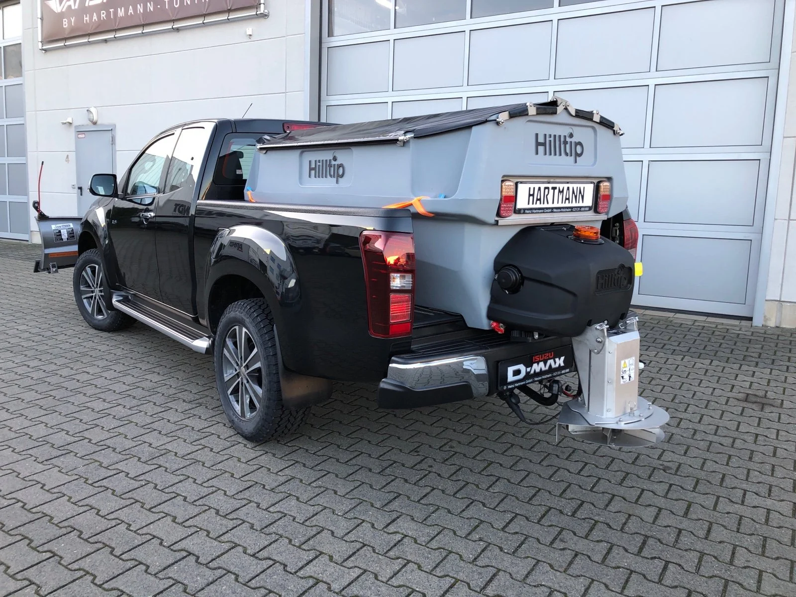 Isuzu D-Max mit Hilltip SnowStriker VP-2250 V-Schneepflug, Hilltip IceStriker 850 Streuer mit GPS, Quick Hitch Anbausystem, Lichtträger mit LED-Arbeitsscheinwerfern, Hilltip Bedieneinheit mit Joystick, Zusatzluftfederung Hinterachse, Verstärkte Federn Vorderachse, Bilstein Stoßdämpfer, Auflastung auf 3.500 kg, Schwerlastfelgen mit AT-Bereifung