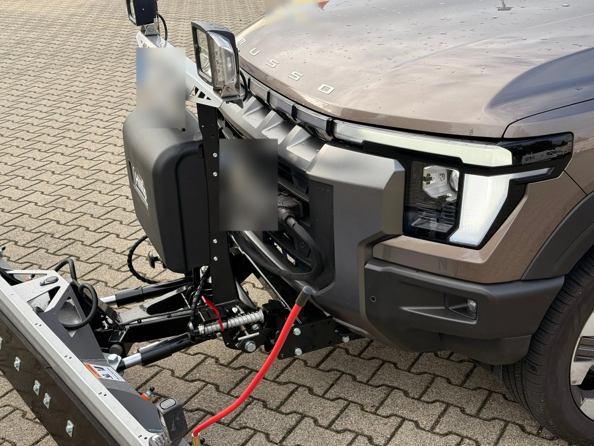 KGM Musso mit Hilltip SnowStriker Schneepflug, Hilltip IceStriker Streuer (Edelstahl), Quick Hitch Anbausystem, Lichtträger mit LED-Arbeitsscheinwerfern